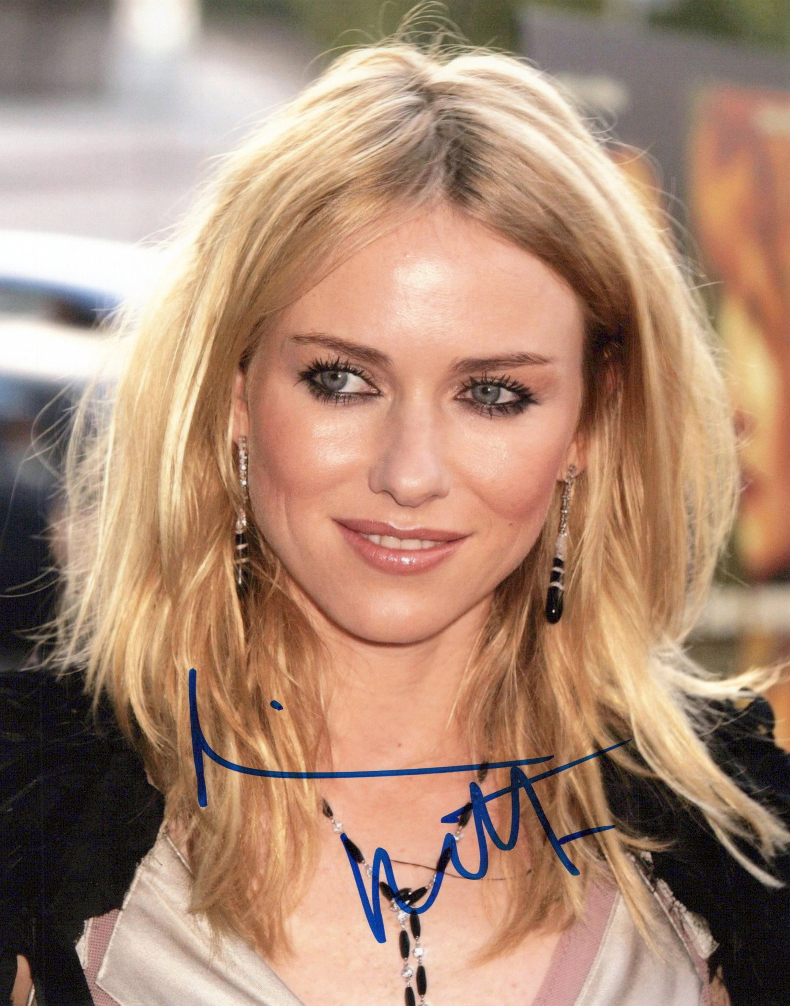 Naomi Watts THE RING / KING KONG In Person Signed Photo: Photo size is 8x10. Naomi Watts in person signed autographed photo. Naomi Watts has been in such movies as KING KONG, THE RING, and DIVERGENT. Comes with COA. Date & signing location provided.
