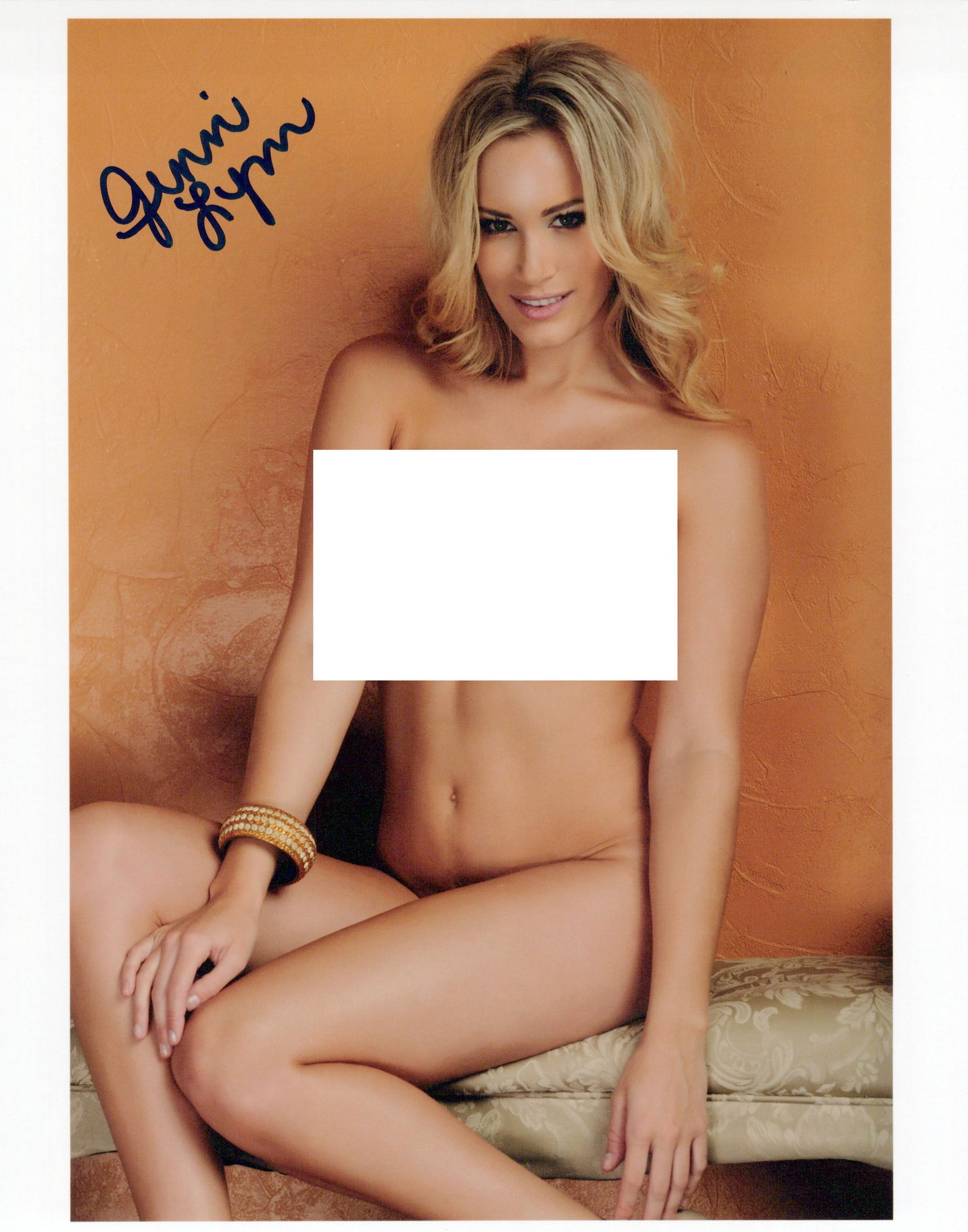 Jenni Lynn PLAYBOY In Person Signed Photo: Photo size is 8x10. PRIVATE SIGNING. Jenni Lynn in person signed photo. This was from an exclusive photo shoot and signing on October 3, 2019