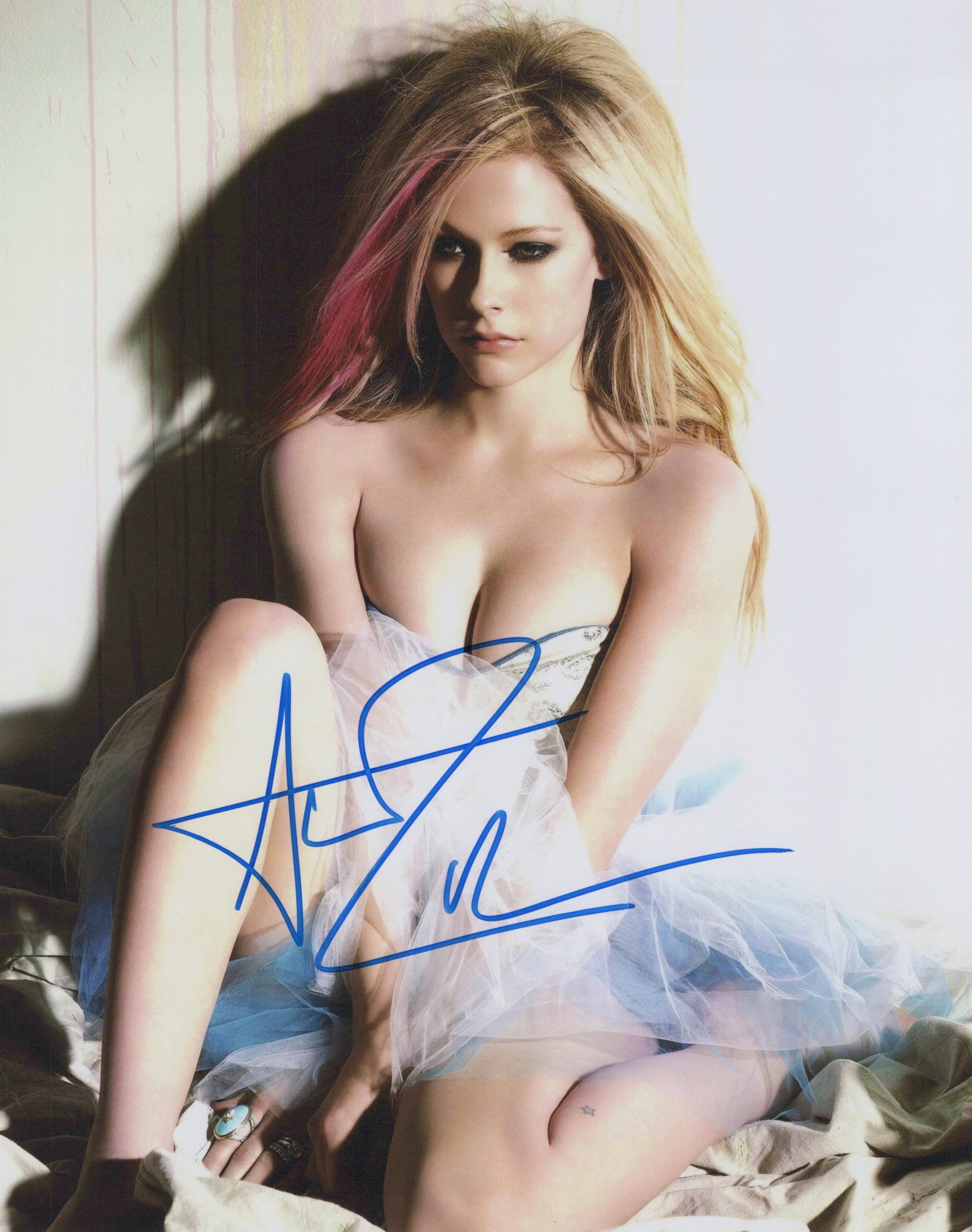 Avril Lavigne MUSICIAN In Person Signed Photo: Photo size is 8x10. Avril Lavigne in person signed autographed photo. Avril Lavigne is a Canadian singer, songwriter and actress. By the age of 15, she had appeared on stage with Shania Twain, and by 