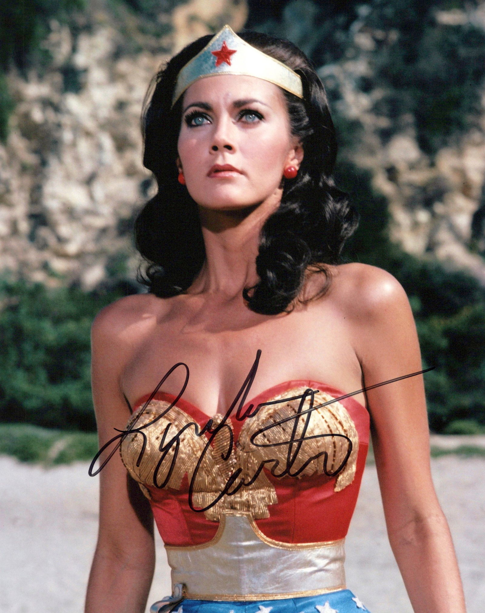 Lynda Carter WONDER WOMAN Signed Photo (1 of 1)