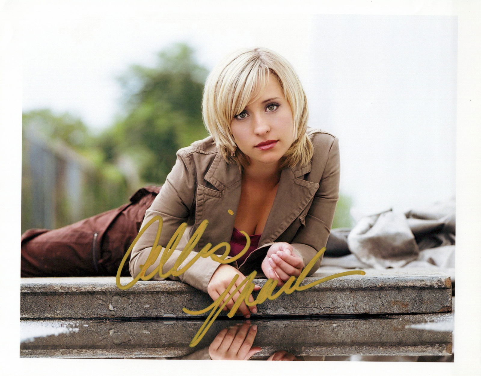 Allison Mack SMALLVILLE In Person Signed Photo: Photo size is 8x10. TOUGH SIGNATURE. Allison Mack in person signed photo from the TV series SMALLVILLE. Allison Mack as the character Chloe Sullivan.