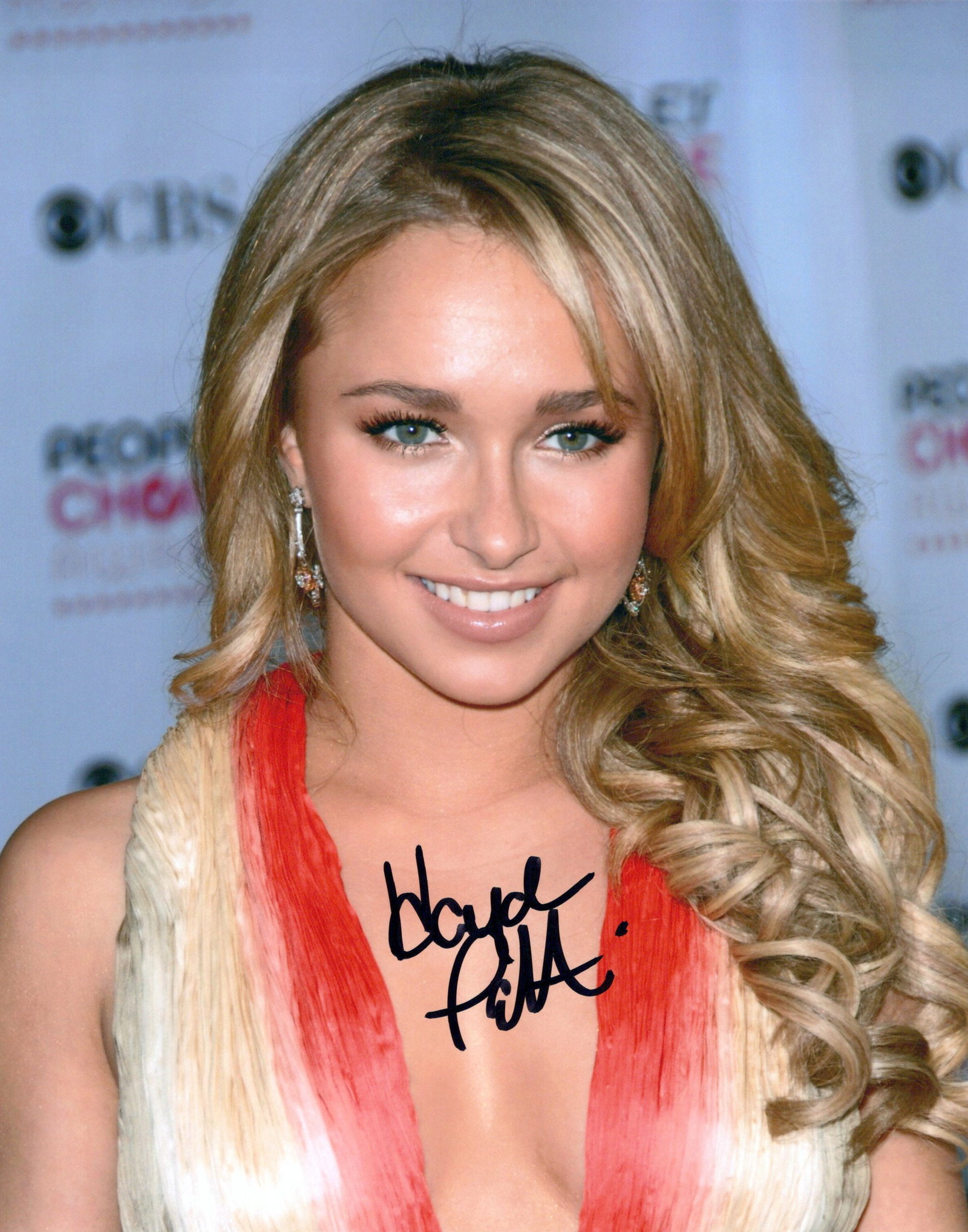 Hayden Panettiere HEROES / SCREAM 4 In Person Signed Photo: Photo size is 8x10. Hayden Panettiere in person signed photo. Hayden Panettiere has appeared in such TV and movies as HEROES, SCREAM 4, and I LOVE YOU BETH COOPER.