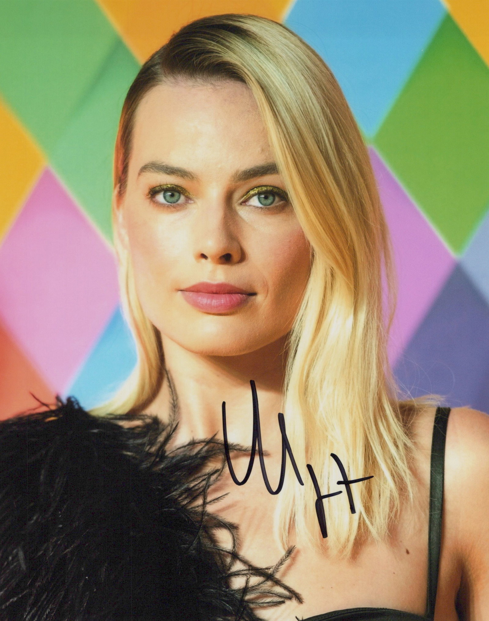 Margot Robbie GORGEOUS In Person Signed Photo: Photo size is 8x10. Margot Robbie beautiful in person signed photo. Margot Robbie has done such movies as BARBIE, SUICIDE SQUAD, and TARZAN.