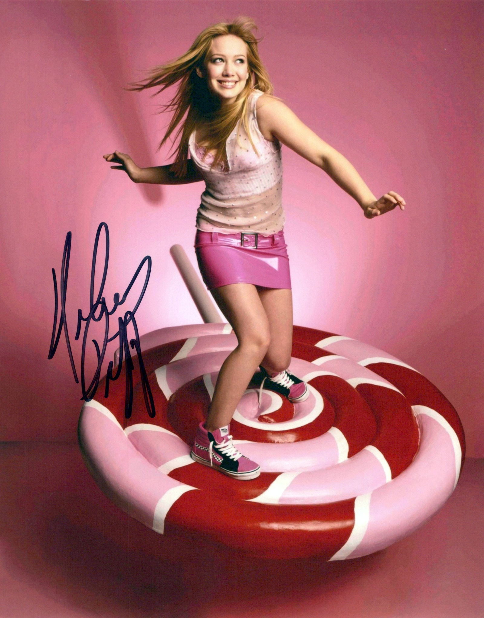 Hilary Duff LIZZIE MAGUIRE / CINDERELLA STORY In Person Signed Photo: Photo size is 8x10. Hilary Duff in person signed photo. Hilary Duff has done such TV and movies as LIZZIE MCGUIRE, CINDERELLA STORY, and HOW I MET YOUR FATHER.