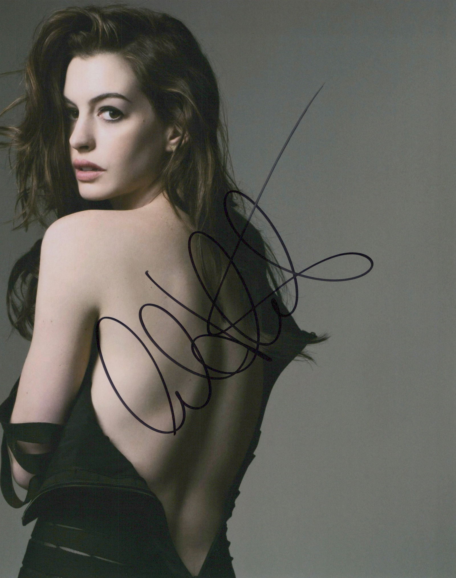 Anne Hathaway DARK NIGHT / LES MISERABLES In Person Signed Photo (1 of 1)