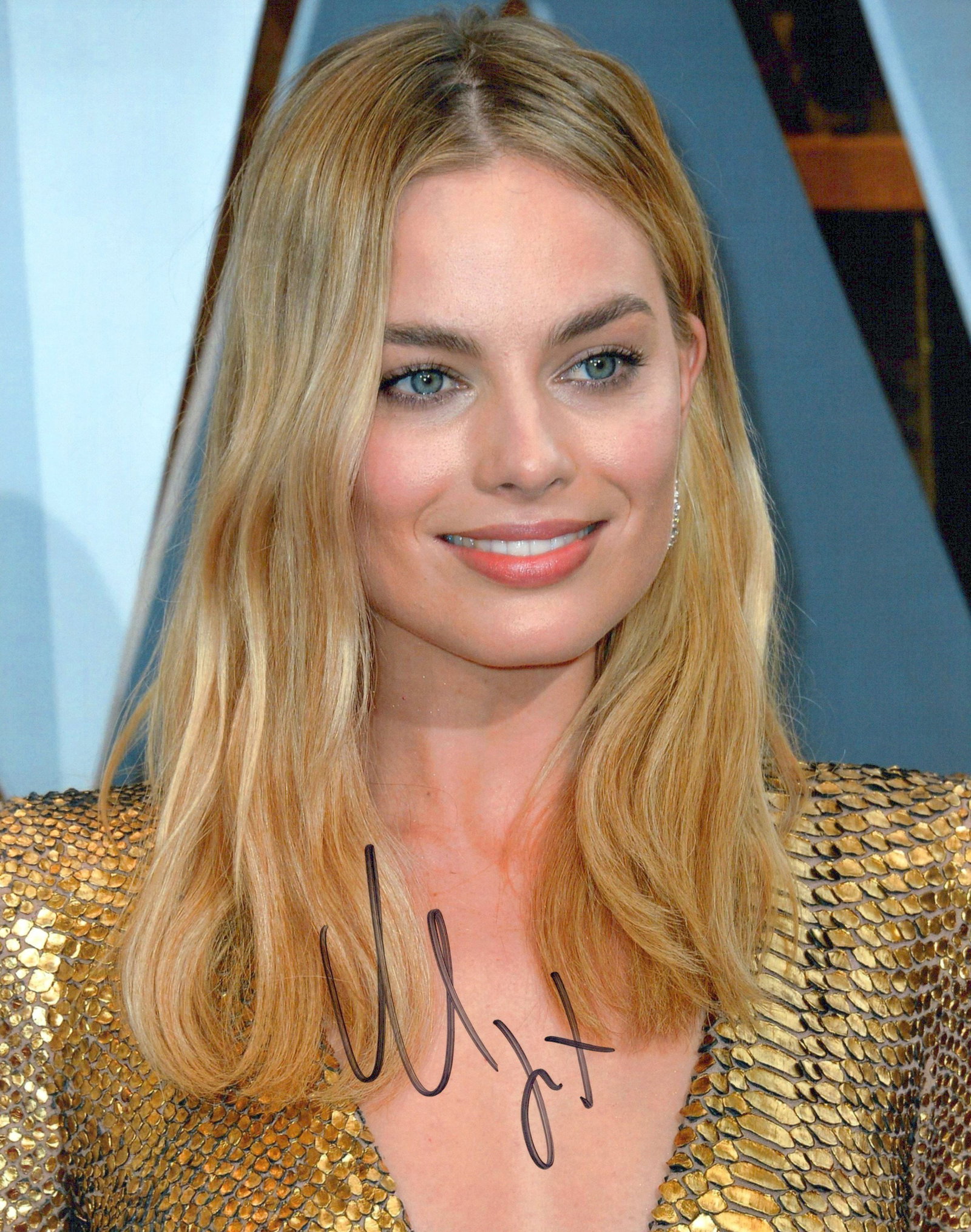 Margot Robbie GORGEOUS In Person Signed Photo: Photo size is 8x10. Margot Robbie beautiful in person signed photo. Margot Robbie has done such movies as BARBIE, SUICIDE SQUAD, and TARZAN.