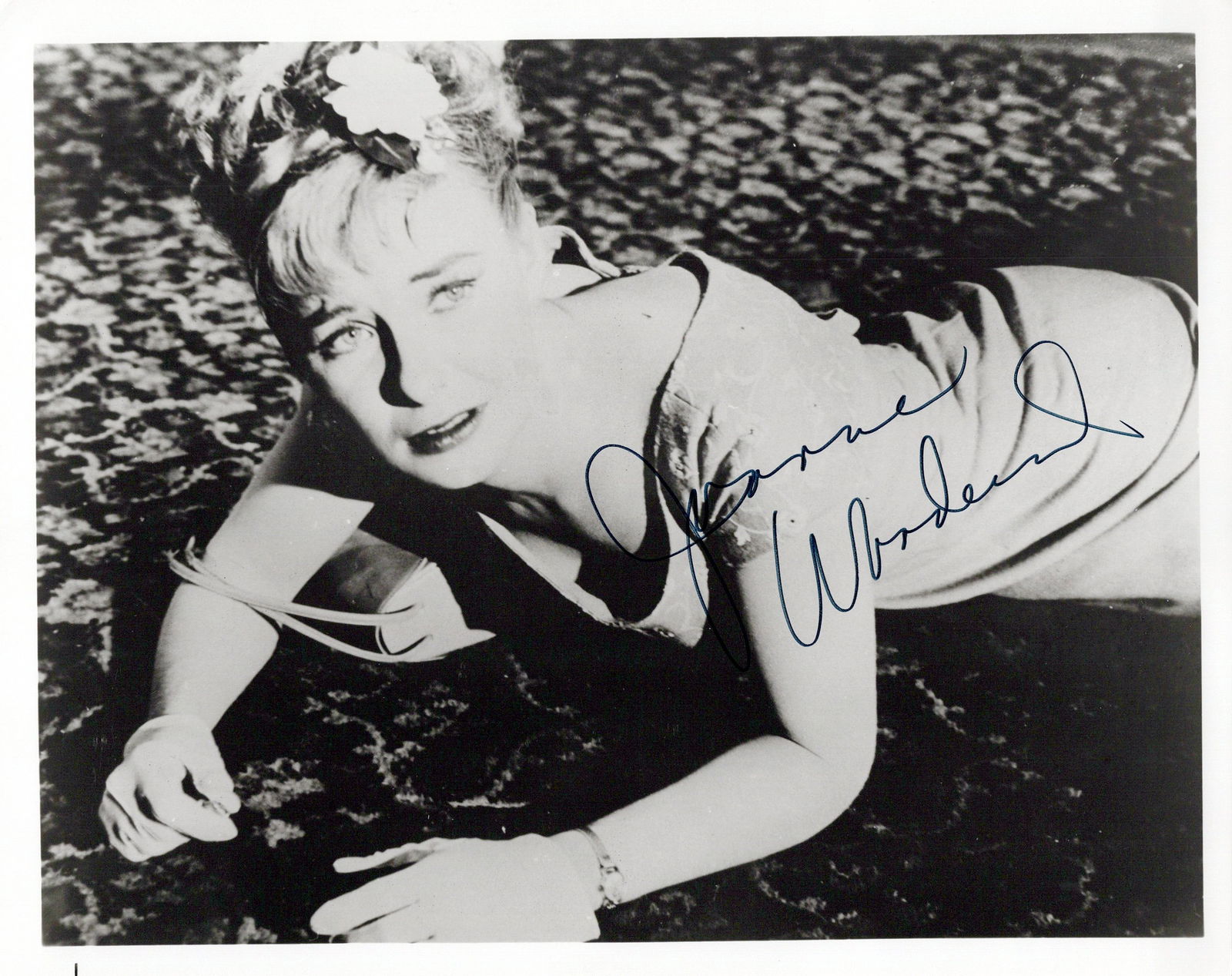 Joanne Woodward 3 FACES OF EVE / PHILADELPHIA Signed Photo: Photo size is 8x10. Joanne Woodward signed photo. Joanne Woodward has done such TV and movies as THE THREE FACES OF EVE, MR. AND MRS. BRIDGE, and LUCKY THEM.