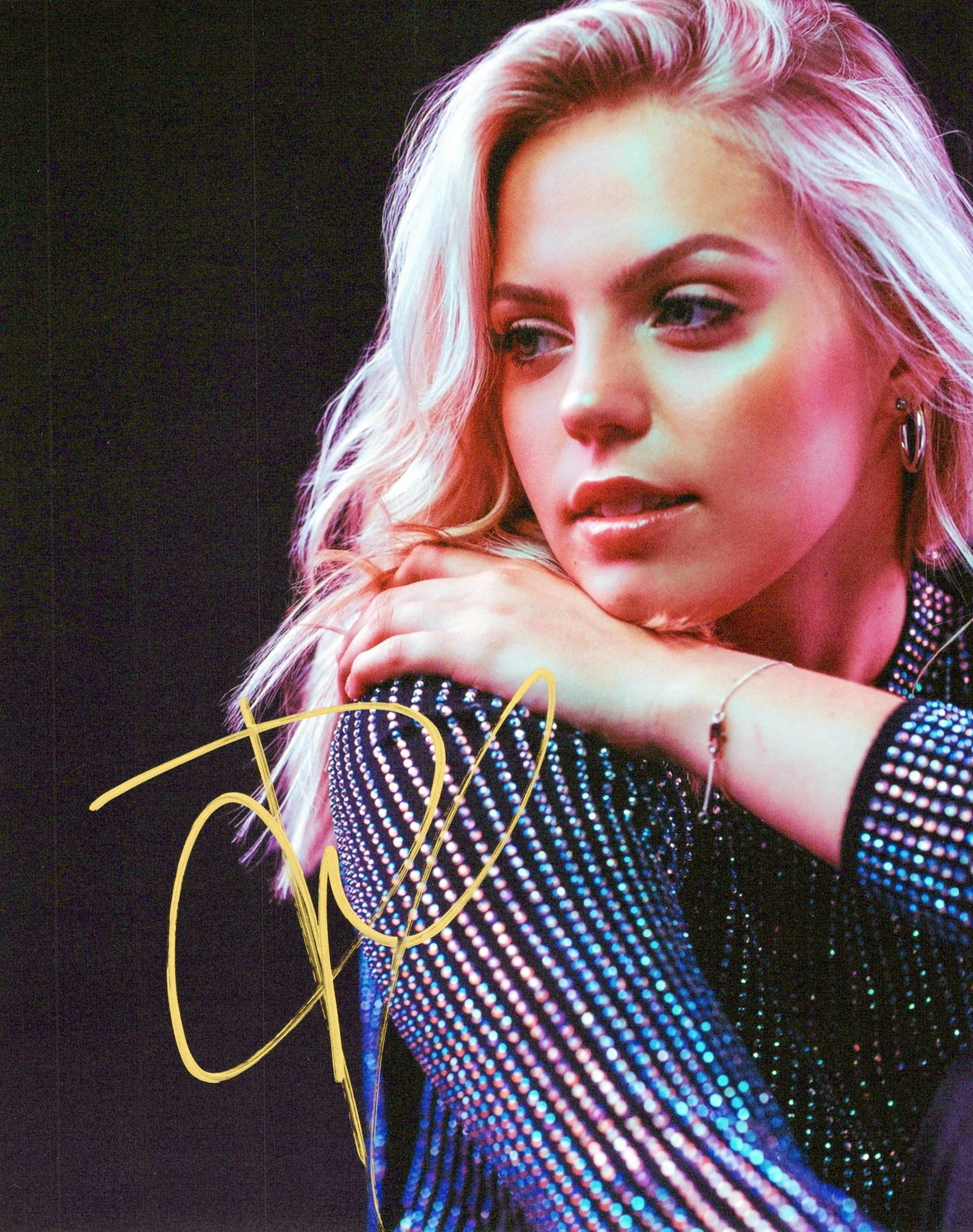 Renee Rapp MEAN GIRLS / MUSICIAN In Person Signed Photo: Photo size is 8x10. Renee Rapp in person signed photo. Renee Rapp is currently in the updated 2023 movie MEAN GIRLS. Renee Rapp is an American singer, songwriter and actress. She won the Jimmy Award f