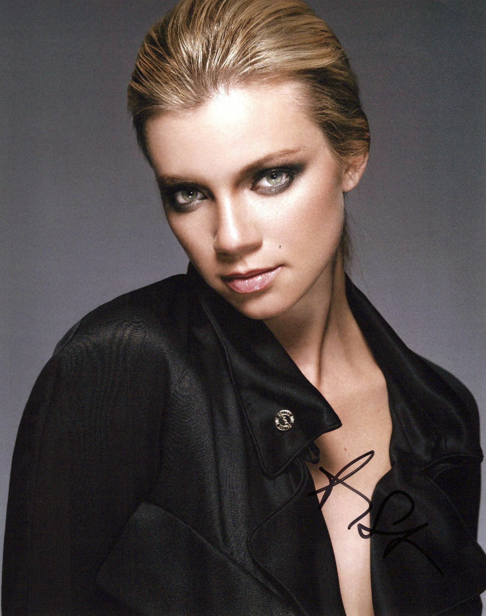 Amy Smart STARSHIP TROOPERS / STARGIRL In Person Signed Photo: Photo size is 8x10. Amy smart in person signed photo. Amy smart has done such movies as STARSHIP TROOPERS, CRANK, and JUST FRIENDS