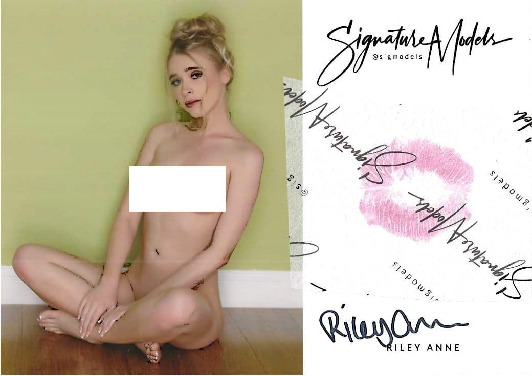 Riley Anne PLAYBOY / PENTHOUSE LIP PRINT KISS CARD In Person Signed Photo: Photo size is 5x7. PRIVATE SIGNING. Riley Anne in person signed sexy nude portrait. She has added a lip rent. This item was signed at an exclusive signing in photo shoot on May 16, 2025.