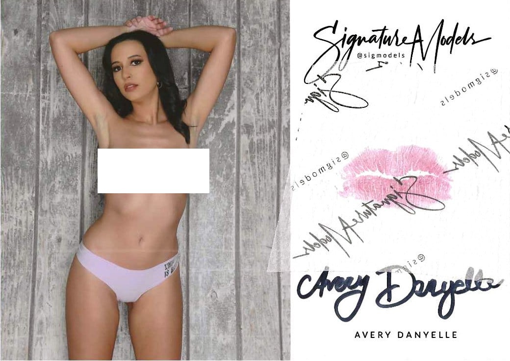 Avery Danyelle LIP PRINT KISS CARD In Person Signed Photo: Photo size is 5x7. PRIVATE SIGNING. Avery Danyelle in person signed photo and kiss card. Signature Model. She added a lip print. This item was signed at an EXCLUSIVE signing and photo shoot on May 16,