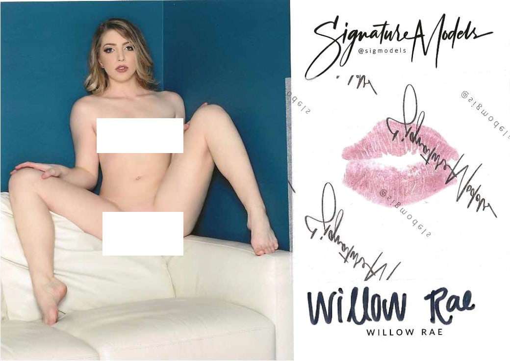 Willow Rae LIP PRINT KISS CARD In Person Signed Photo: Photo size is 5x7. PRIVATE SIGNING. Willow Rae color in person signed sexy nude portrait. She added a lip print. This item was signed at an exclusive signing in photo shoot on January 14, 2021.