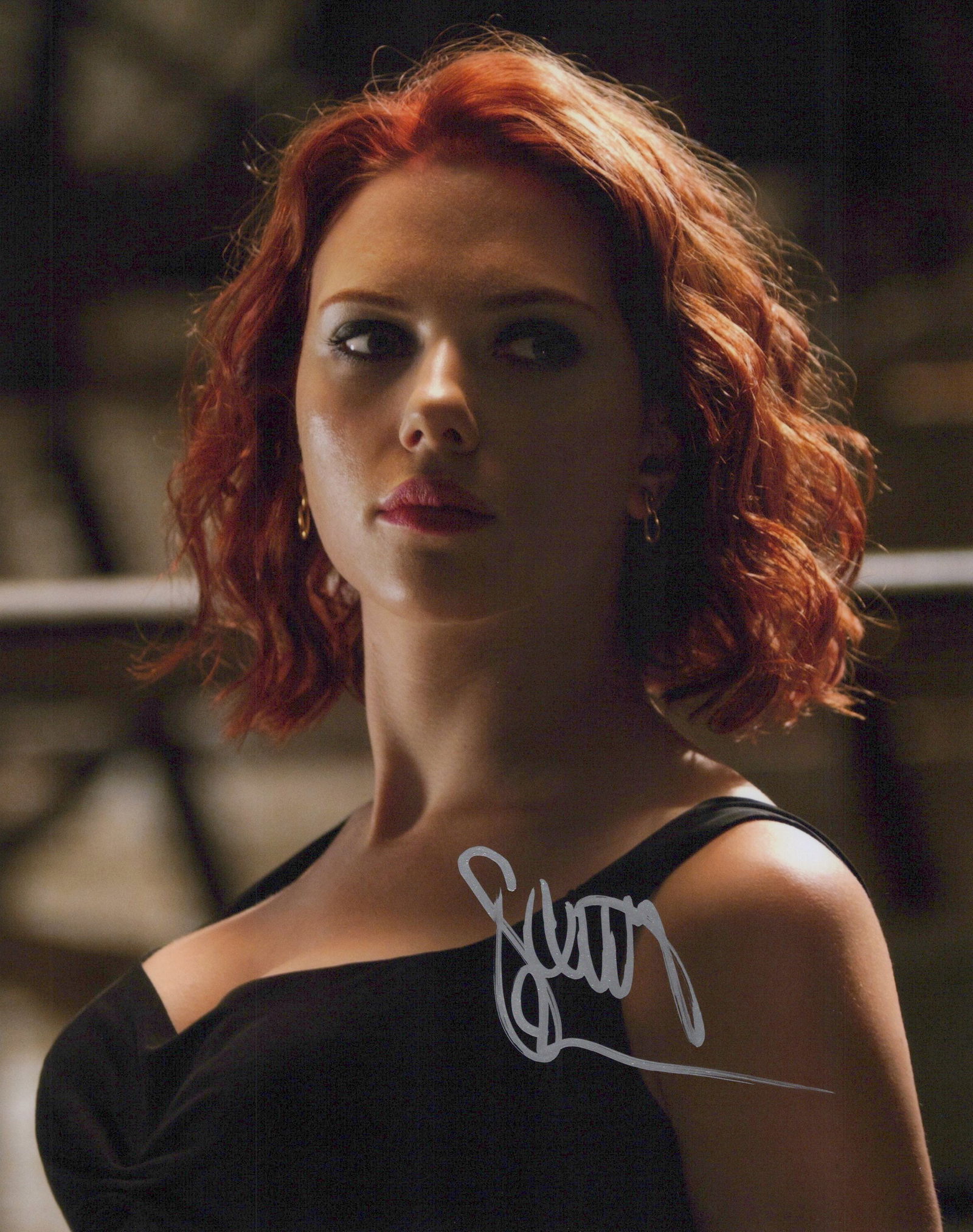 Scarlett Johansson AVENGERS In Person Signed Photo: Photo size is 8x10. Scarlett Johansson in person signed photo from the movie AVENGERS. Scarlett Johansson as the character Natasha Romonoff / Black Widow.