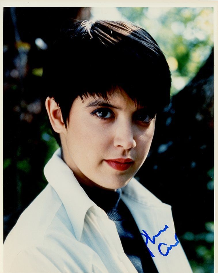 Phoebe Cates GREMLINS / FAST TIMES In Person Signed Photo: Photo size is 8x10. Phoebe Cates in person signed photo. Phoebe Cates has done such TV and movies as FAST TIMES AT RIDGEMONT HIGH, GREMLINS, and DROP DEAD FRED.