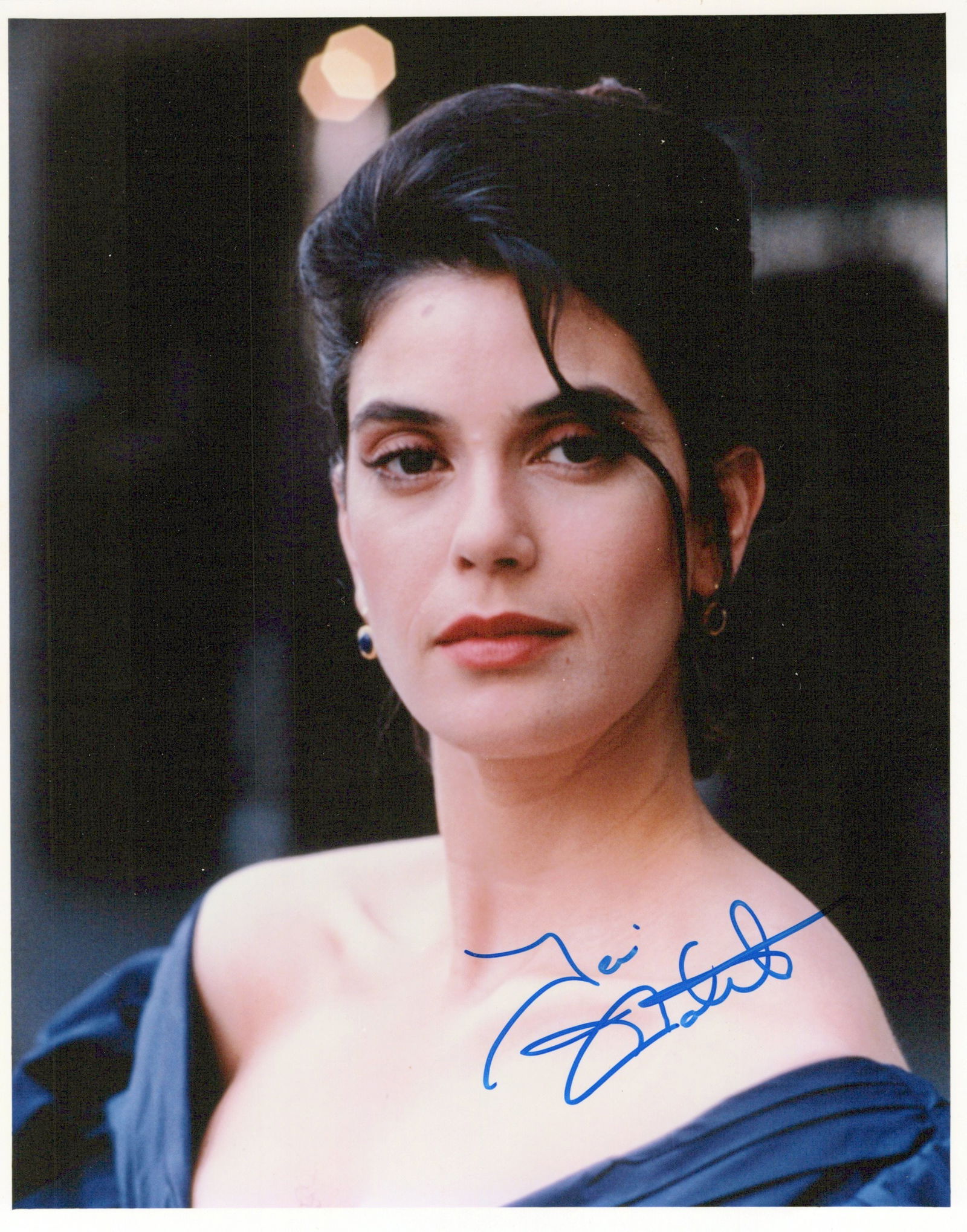 Teri Hatcher SEXY / SUPERMAN In Person Signed Photo: Photo size is 8x10. Teri Hatcher in person signed autographed photo. Teri Lynn Hatcher is an American actress best known for her portrayal of Lois Lane on the television series Lois & Clark: The New A