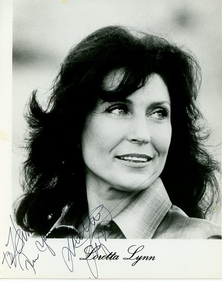 Loretta Lynn (1932-2022) COUNTRY LEGEND Signed Photo (1 of 1)