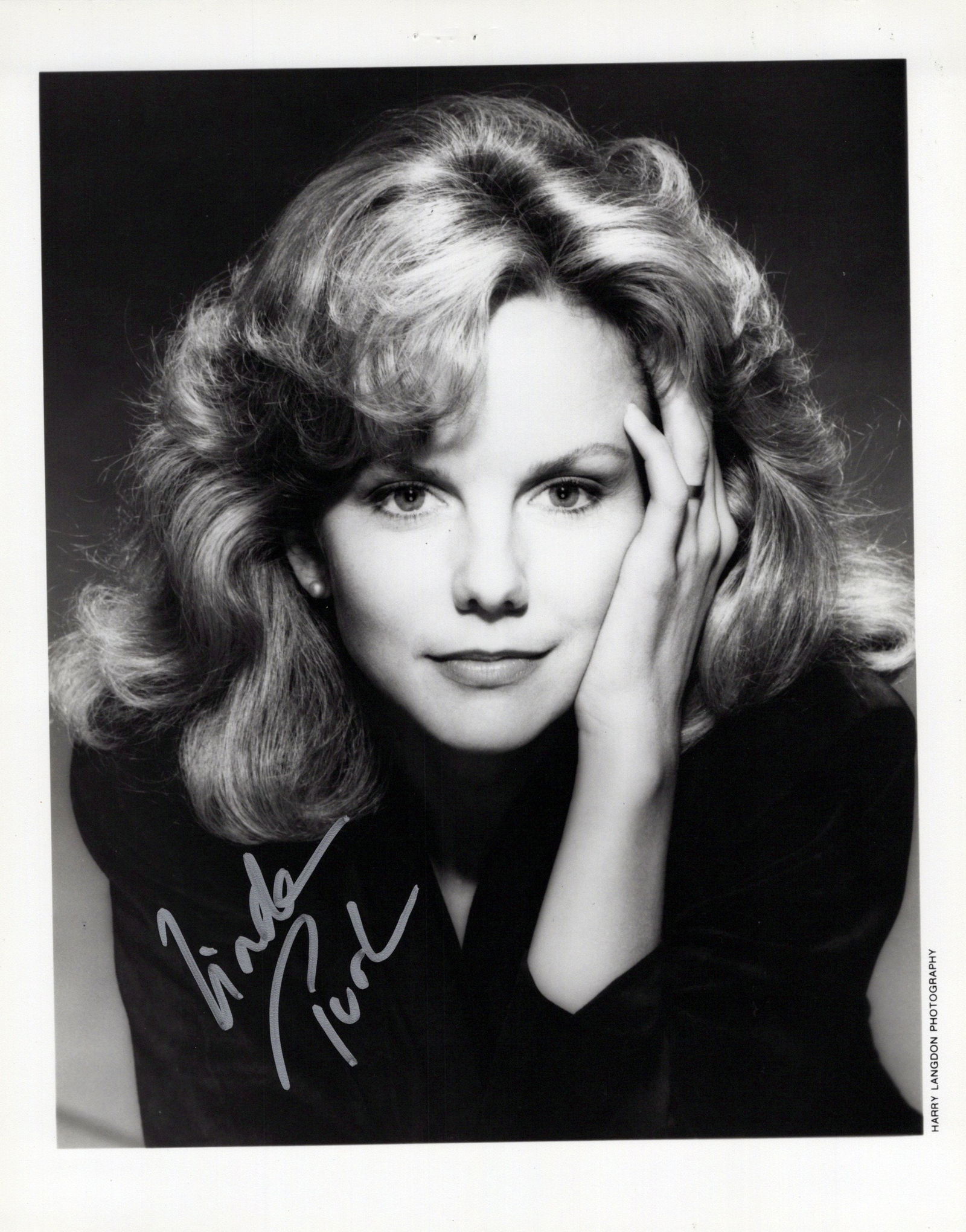 Linda Purl MATLOCK / ROBIN'S HOODS In Person Signed Photo: Photo size is 8x10. Linda Purl in person signed photo. Linda Purl has done such TV and movies as BOLD AND THE BEAUTIFUL, GENREAL HOSPITEL, and HAPPY DAYS.