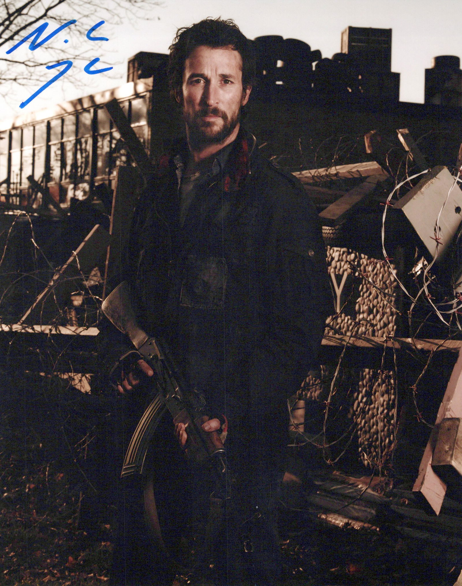 Noah Wyle FALLING SKIES In Person Signed Photo: Photo size is 8x10. Noah Wyle in person signed photo from the TV series FALLING SKIES. Noah Wyle as the character Tom Mason.