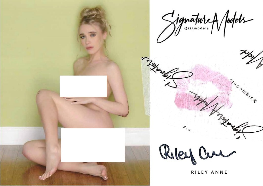 Riley Anne PLAYBOY / PENTHOUSE LIP PRINT KISS CARD In Person Signed Photo: Photo size is 5x7. (NOTE: please ignore and brownish on the imge. Scanner issue. Not on photo) PRIVATE SIGNING. Riley Anne in person signed sexy nude portrait. She has added a lip rent. This item was