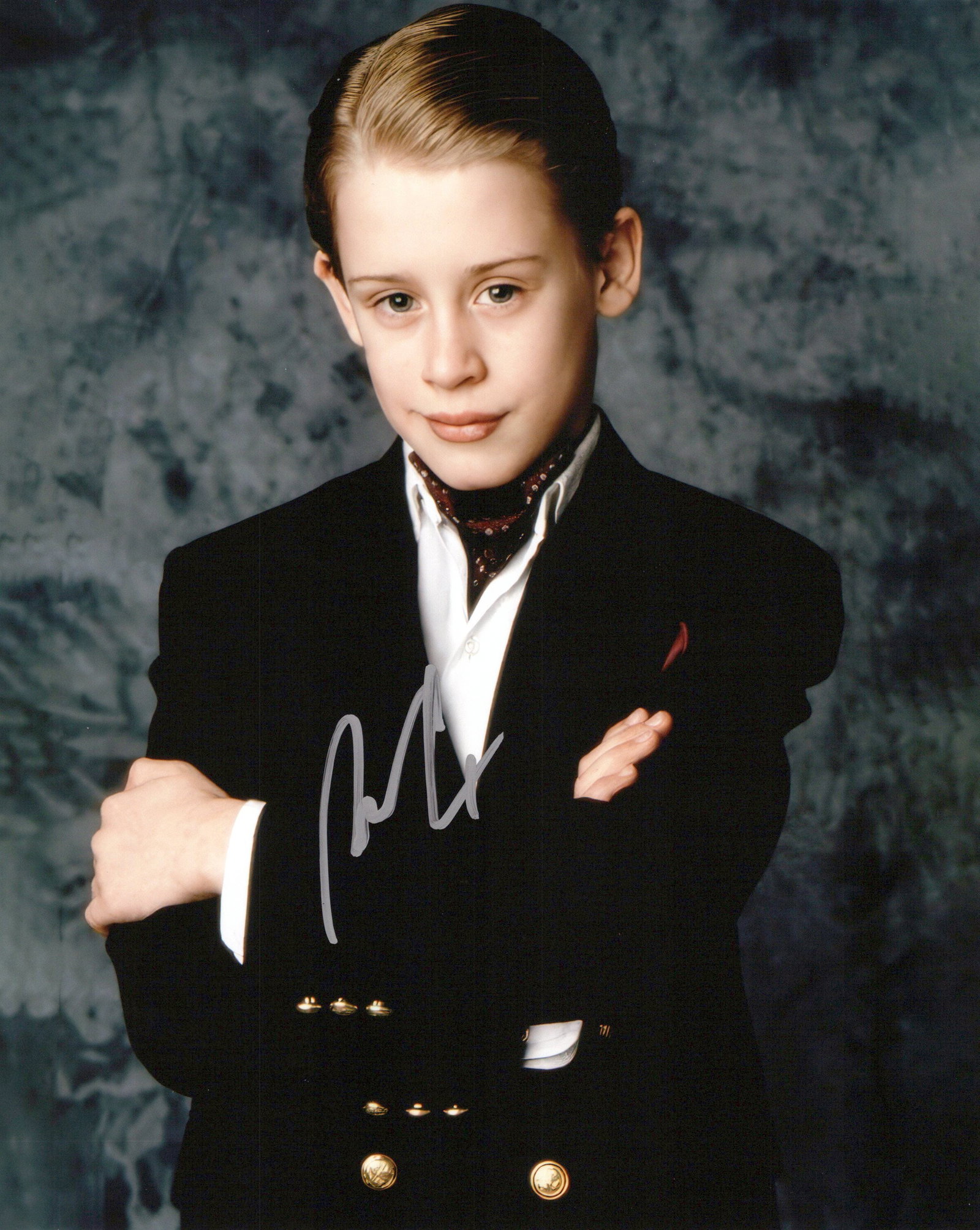 Macaulay Culkin HOME ALONE / MY GIRL In Person Signed Photo: Photo size is 8x10. (RARE and TOUGH TO GET) Macaulay Culkin in person signed photo. Macaulay Culkin has done such movies as HOME ALONE, MY GIRL,and THE GOOD SON