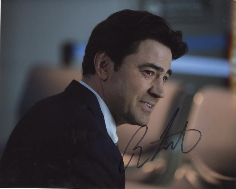 Ron Livingston MILLION LITTLE THINGS In Person Signed Photo: Photo size is 8x10. Ron Livingston in person signed photo from the TV series A MILLION LITTLE THINGS. Ron Livingston as the character Jonathan Dixon