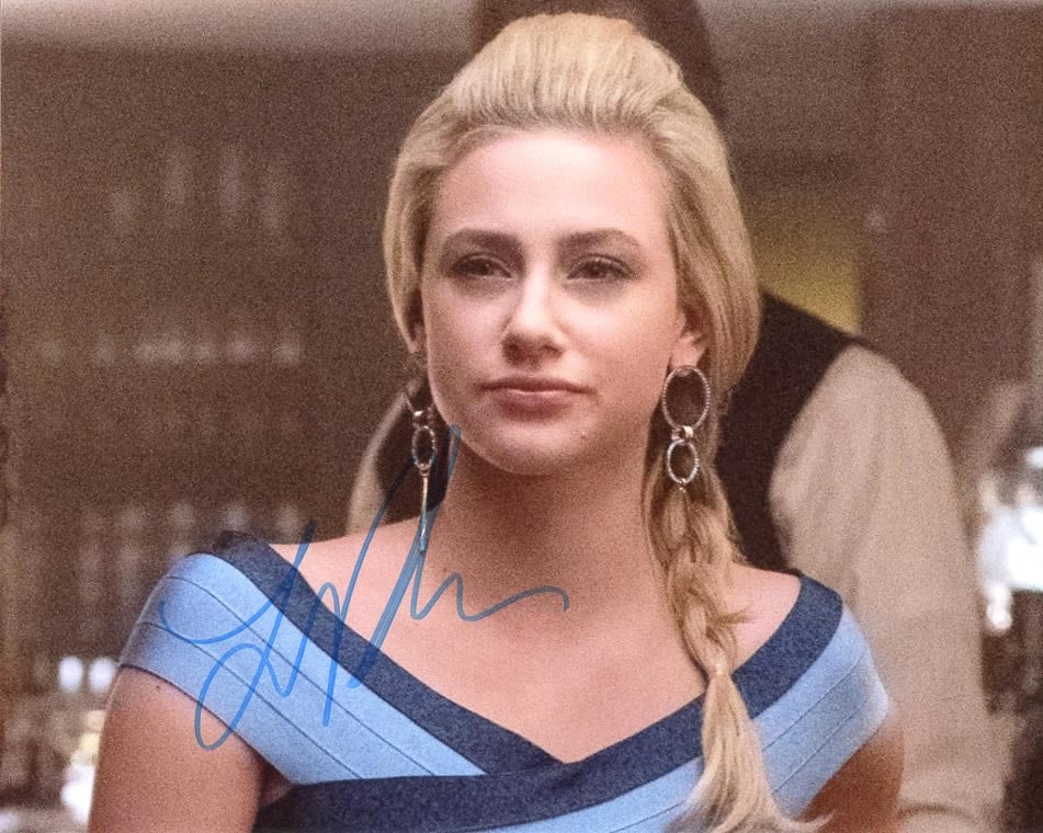 Lily Rinehart HUSTLERS In Person Signed Photo: Photo size is 8x10. Lily Reinhart in person signed autographed photo from the movie HUSTLERS. Lily Reinhart as the character Annabelle. IMPERFECTIONS: photo slightly grainy