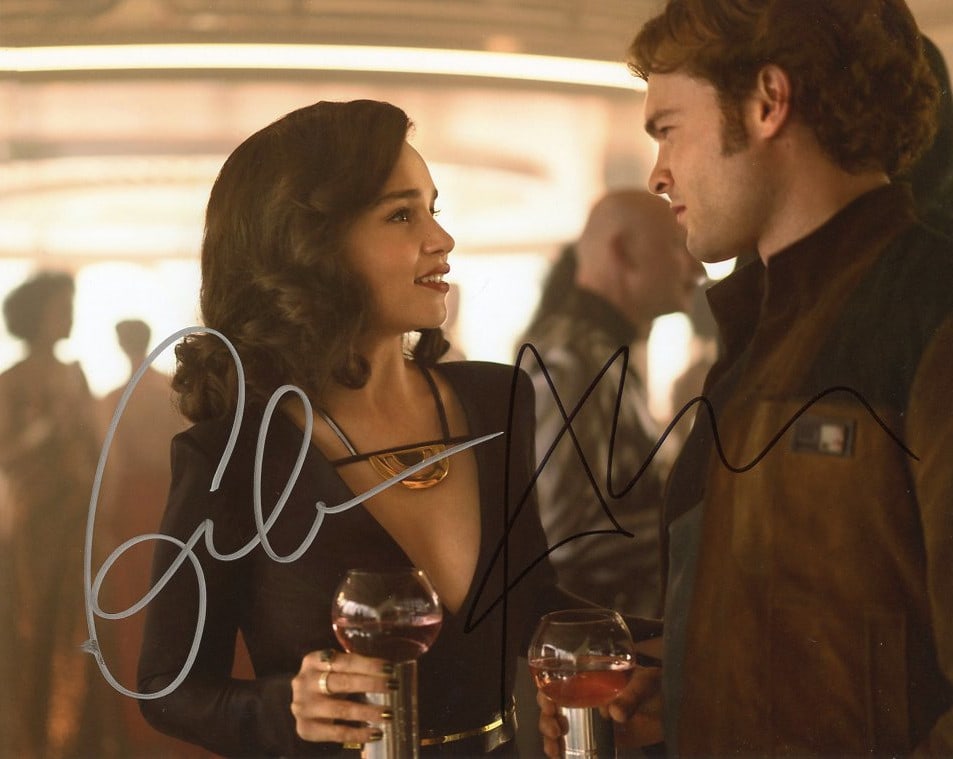 Alden Ehrenreich / Emilia Clarke STAR WARS In Person Signed Photo: Photo size is 8x10. AMAZING !! In person signed autographed photo from the movie SOLO A STAR WARS STORY. This photo is signed by Alden Ehrenreich and Emilia Clarke.