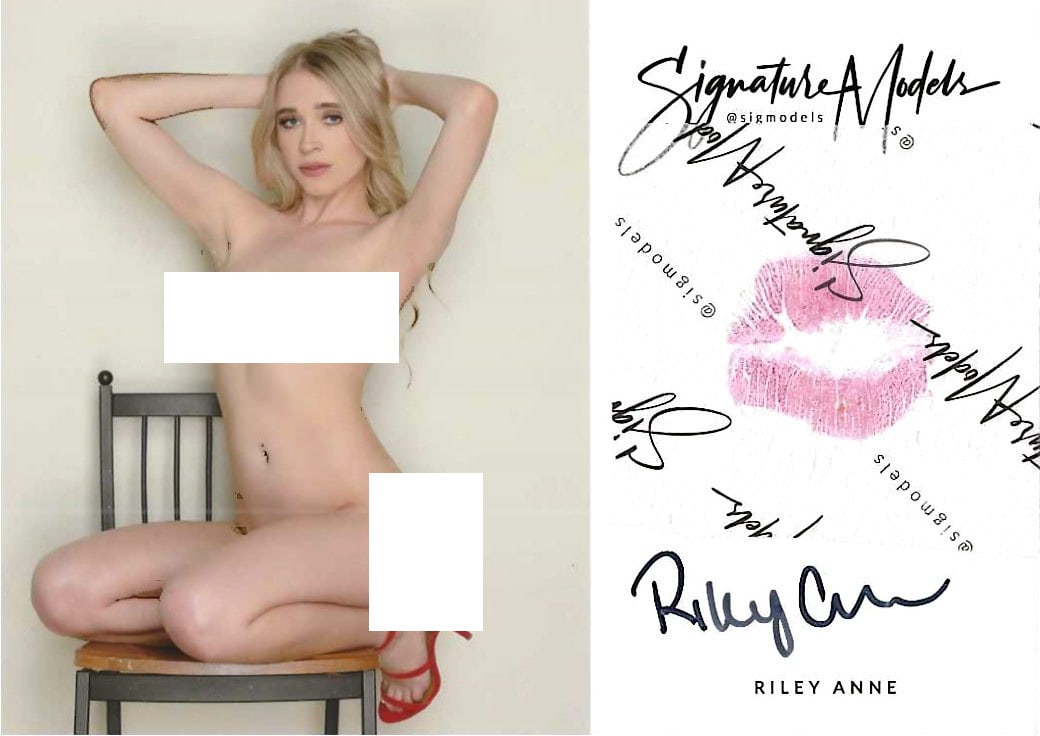 Riley Anne PLAYBOY / PENTHOUSE LIP PRINT KISS CARD In Person Signed Photo: Photo size is 5x7. PRIVATE SIGNING. (brown spots you see on scan is NOT on the real item) Riley Anne in person signed sexy nude portrait. She has added a lip rent. This item was signed at an exclusive