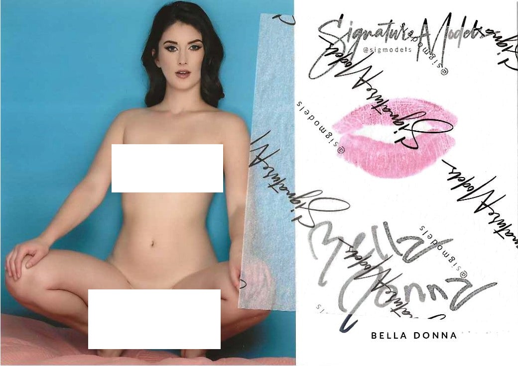 Bella Donna LIP PRINT KISS CARD In Person Signed Photo: Photo size is 5x7. PRIVATE SIGNING. Popular glamour model. Color In Person signed very sexy NUDE portrait. This item was Signeded at an exclusive Signeding and photo shoot on February 24, 2022.