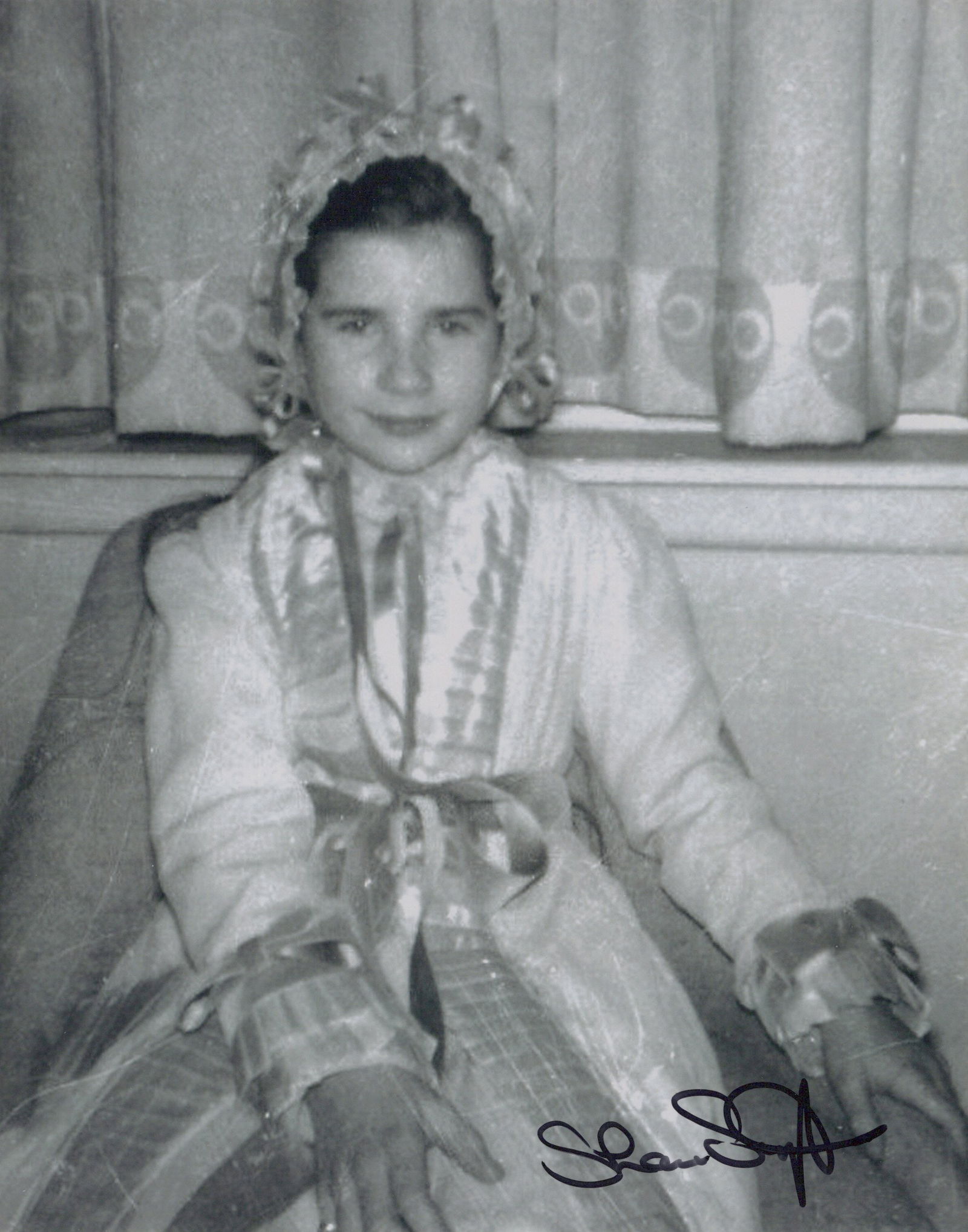 Sharon Smyth DARK SHADOWS In Person Signed Photo: Photo size is 8x10. Sharon Smyth in person signed photo from the TV series DARK SHADOWS. Sharon Smyth as the character Sarah Collins