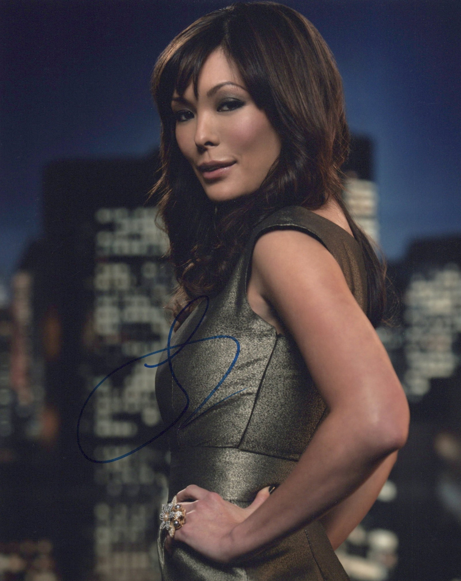 Lindsay Price LIPSTICK JUNGLE In Person Signed Photo: Photo size is 8x10. Lindsay Price in person signed photo from the TV series LIPSTICK JUNGLE. Lindsay Price as the character Victoria Ford.