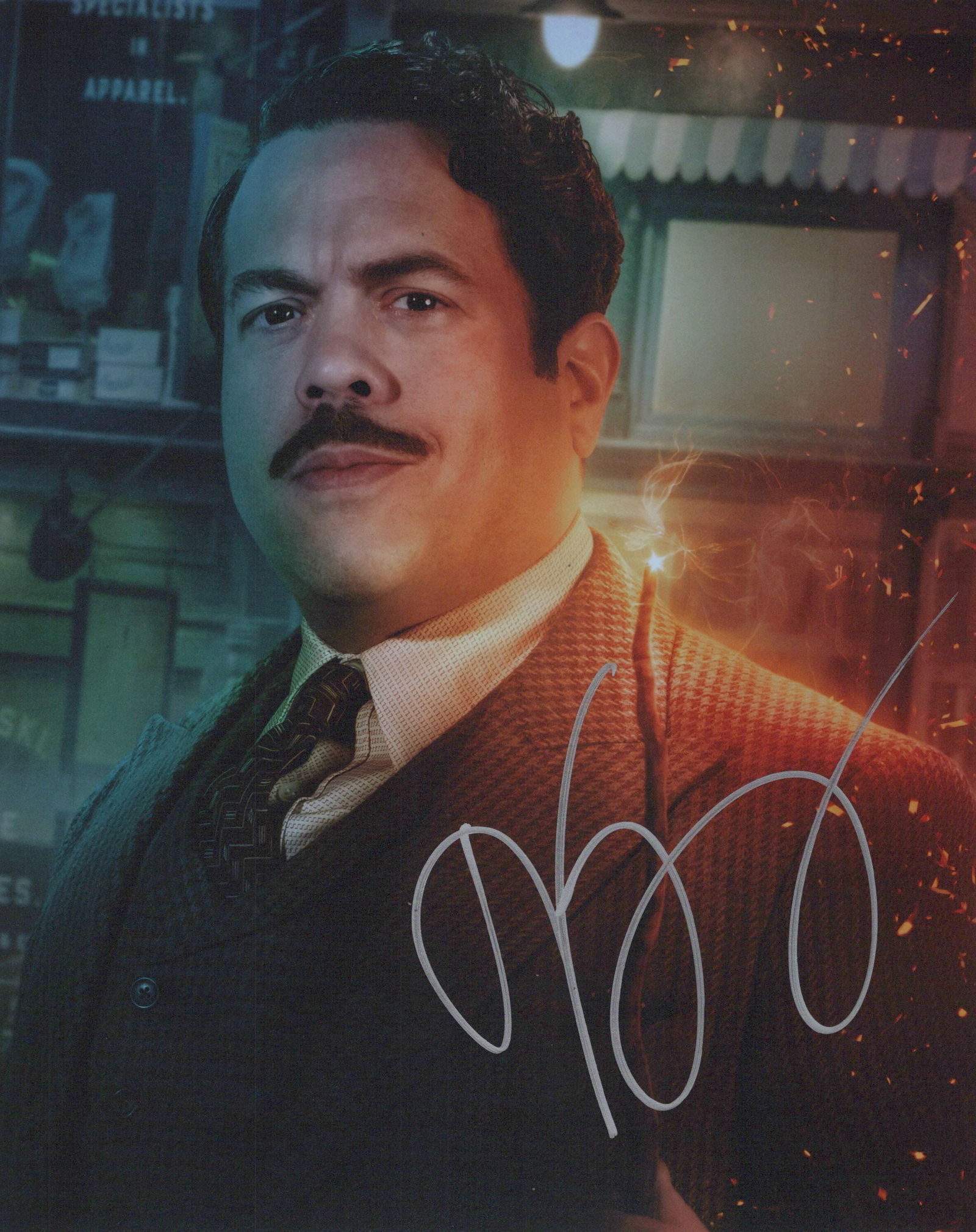 Dan Fogler FANTASTIC BEASTS In Person Signed Photo: Photo size is 8x10. Dan Fogler in person signed photo from the movie FANTASTIC BEASTS AND WHERE TO FIND THEM. Dan Fogler as the character Jacob Kowalski.