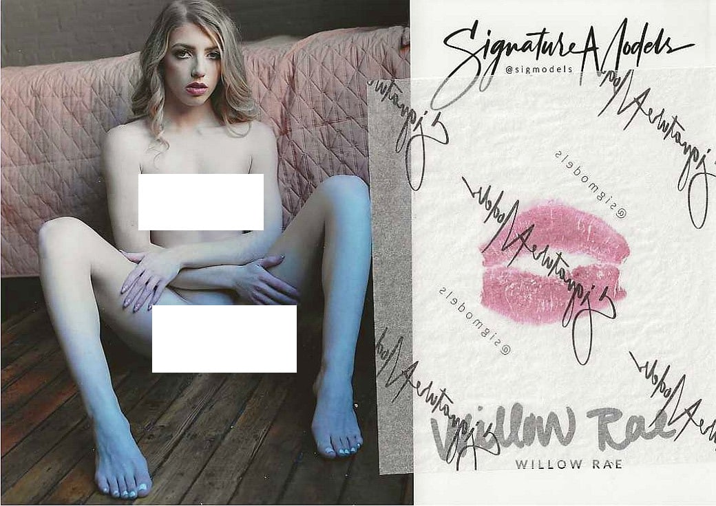 Willow Rae LIP PRINT KISS CARD In Person Signed Photo: Photo size is 5x7. PRIVATE SIGNING. Willow Rae color in person signed sexy nude portrait. She added a lip print. This item was signed at an exclusive signing in photo shoot on December 22, 2021.