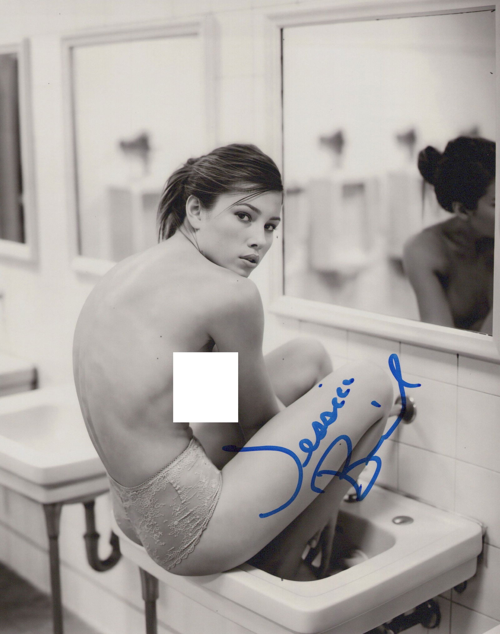 Jessica Biel SEXY In Person Signed Photo: Photo size is 8x10. Jessica Biel in person signed autographed photo. Jessica Biel has done such movies as THE TEXAS CHAINSAW MASSACRE, THE ILLUSIONIST, and TOTAL RECALL