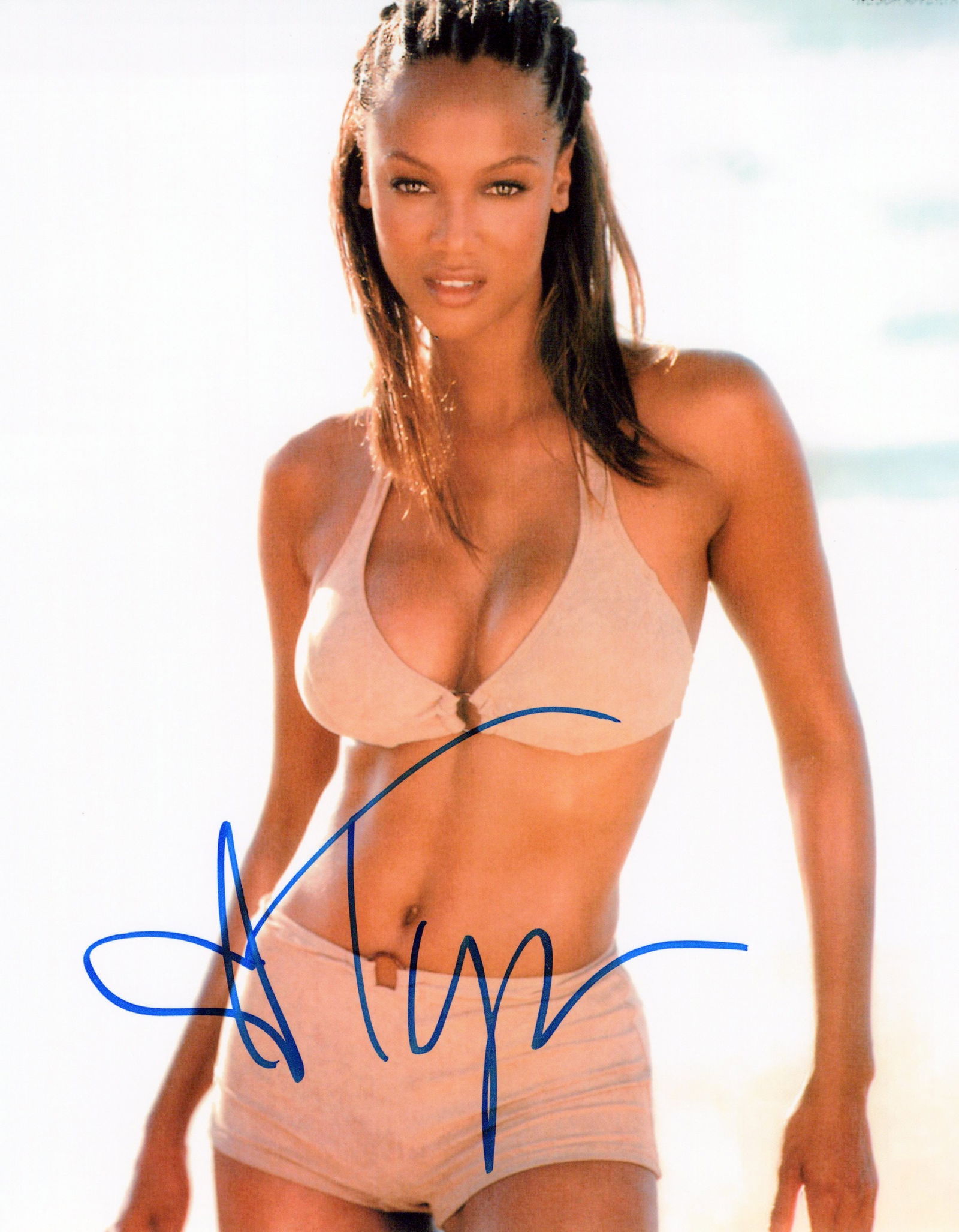 Tyra Banks SEXY / SPORTS ILLUSTRATED In Person Signed Photo: Photo size is 8x10. Tyra Banks sexy in person signed autographed photo. Tyra Banks has done such TV and movies as COYOTE UGLY, TROPIC THUNDER, and AMERICA'S NEXT TOP MODEL
