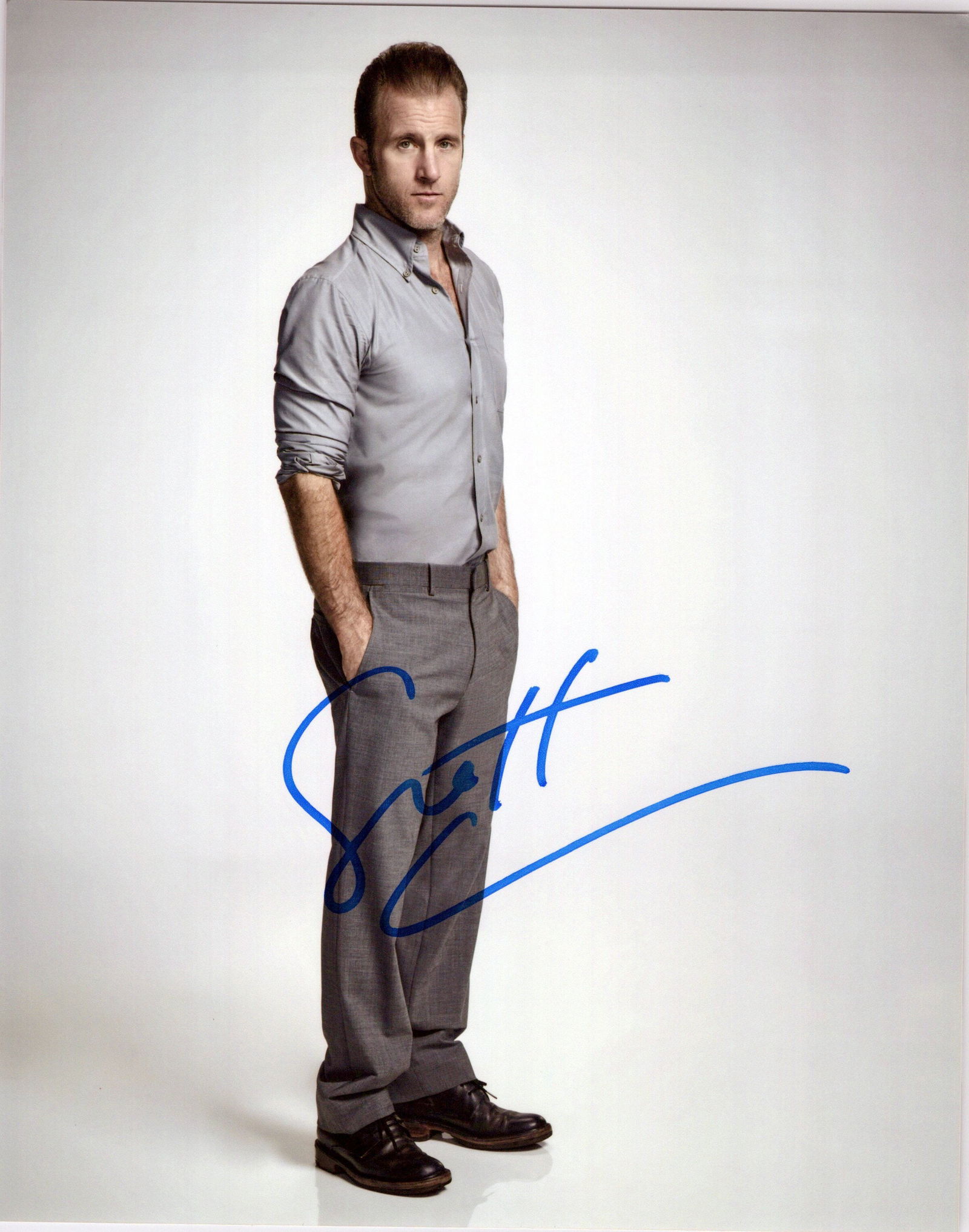 Scott Caan OCEAN 11 / VARSITY BLUES In Person Signed Photo: Photo size is 8x10. Scott Caan in person signed photo. Scott caan has done such movies as OCEANS 13, VARSITY BLUES, and GONE IN 60 SECONDS.