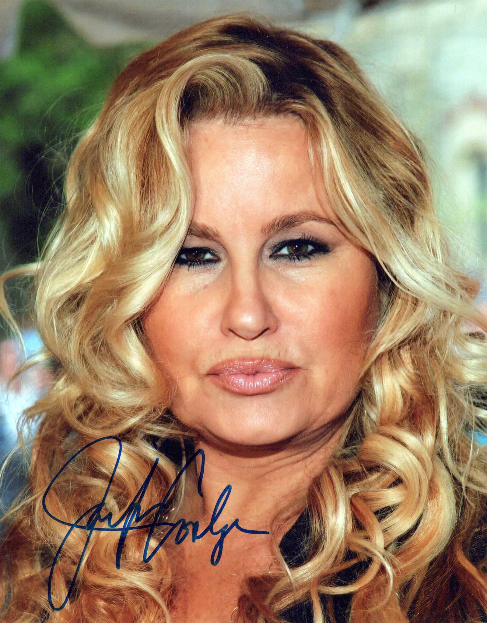 Jennifer Coolidge AMERICAN PIE / WHITE LOTUS In Person Signed Photo: Photo size is 8x10. Jennifer Coolidge in person signed photo. Jennifer Coolidge has done such movies as AMERICAN PIE, THE WHITE LOTUS, and SHOTGUN WEDDING.
