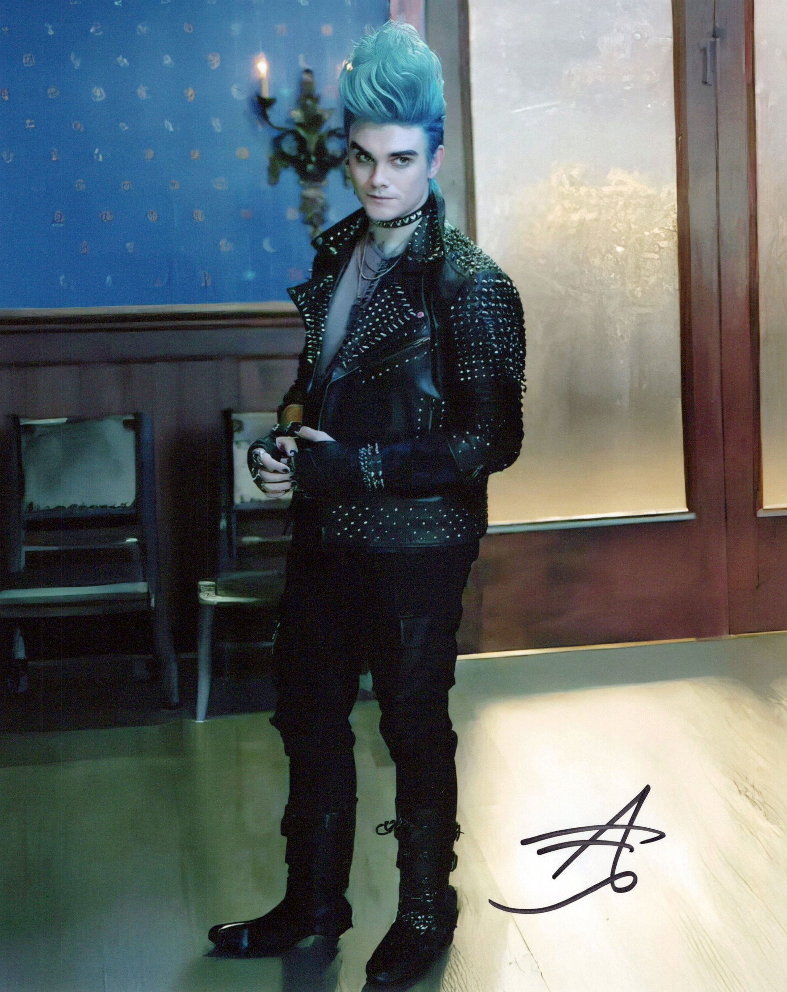 Anthony Pyatt DESCENDENTS In Person Signed Photo: Photo size is 8x10. Anthony Pyatt in person signed photo from the movie THE DESCENDENTS. Anthony Pyatt as the character Hades.