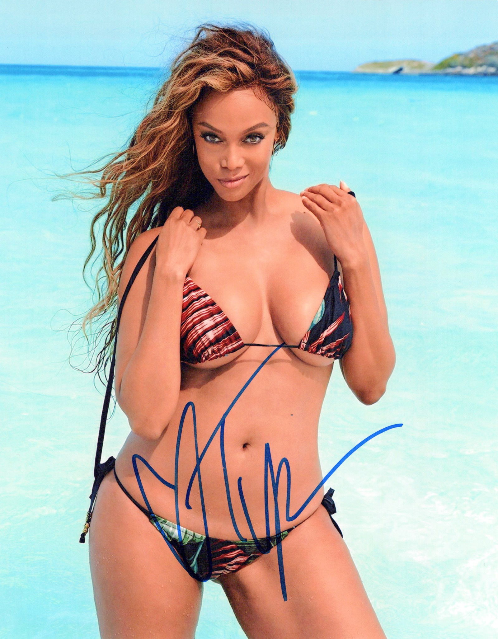 Tyra Banks SEXY SPORTS ILLUSTRATED In Person Signed Photo: Photo size is 8x10. Tyra Banks in person signed photo. Tyra Banks has done such TV and movies as COYOTE UGLY, TROPIC THUNDER, and AMERICA'S NEXT TOP MODEL.