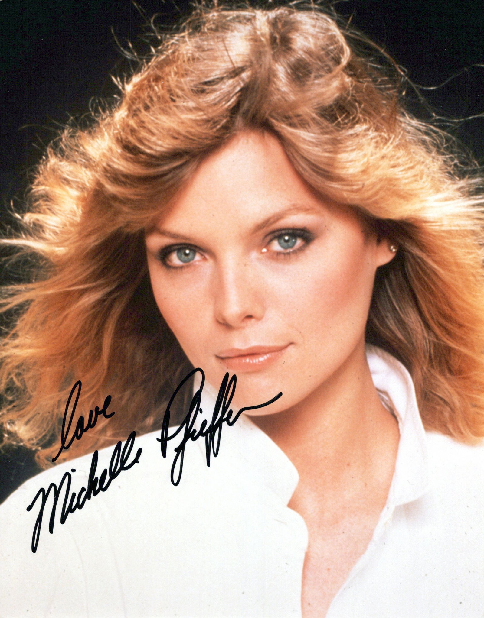 Michelle Pfeiffer HAIRSPRAY / ONE FINE DAY In Person Signed Photo: Photo size is 8x10. Michelle Pfeiffer in person signed photo. Michelle Pfeiffer has done such movies as THE FABULOUS BAKER BOYS, WHAT LIES BENEATH, and ANTMAN AND THE WASP QUANTUMANIA