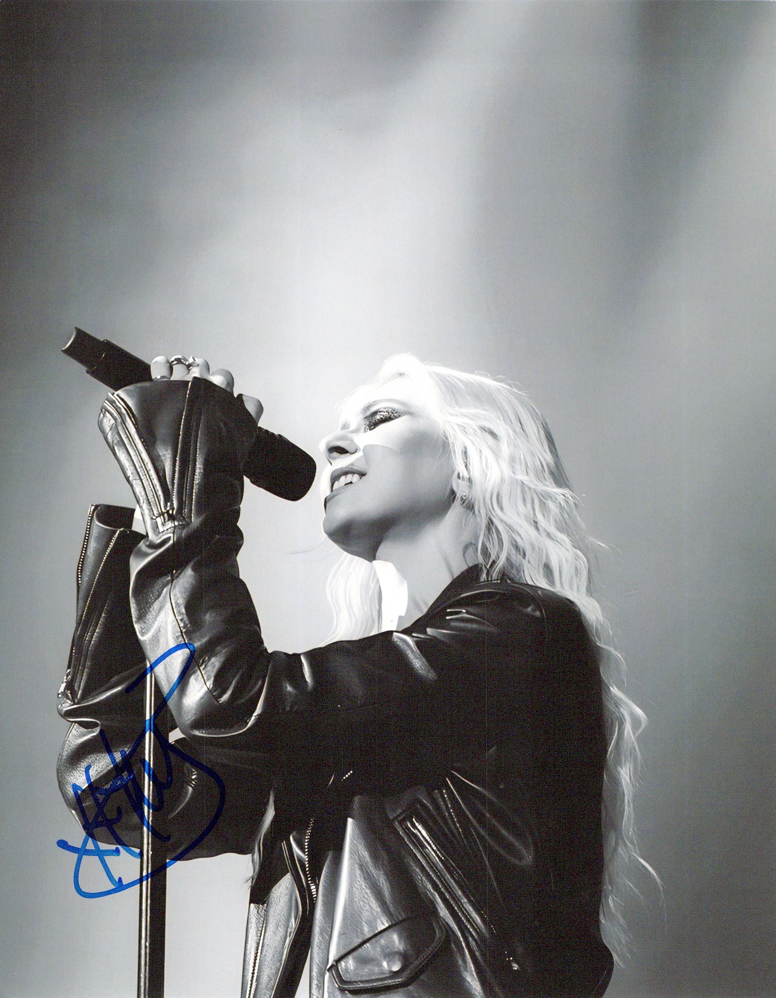 Taylor Momson SINGER In Person Signed Photo: Photo size is 8x10. Taylor Momson in person signed photo. Taylor Momson is an American singer, guitarist, model, and former actress. She's known for her roles as Cindy Lou Who in How the Grinch Stole