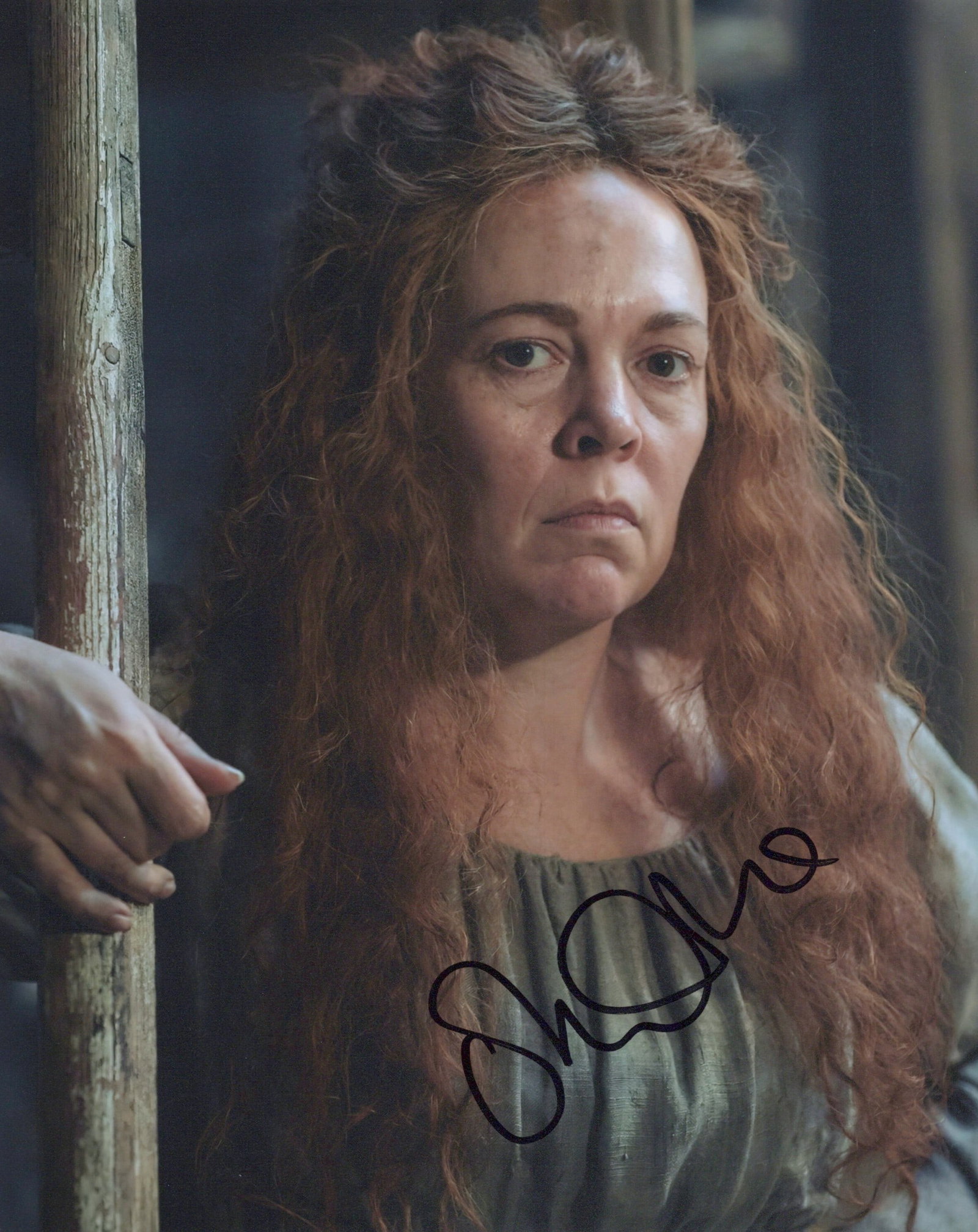 Olivia Coleman LES MISERABLES In Person Signed Photo: Photo size is 8x10. Olivia Coleman person signed photo from the movie LES MISERABLES. Madame Thenardier