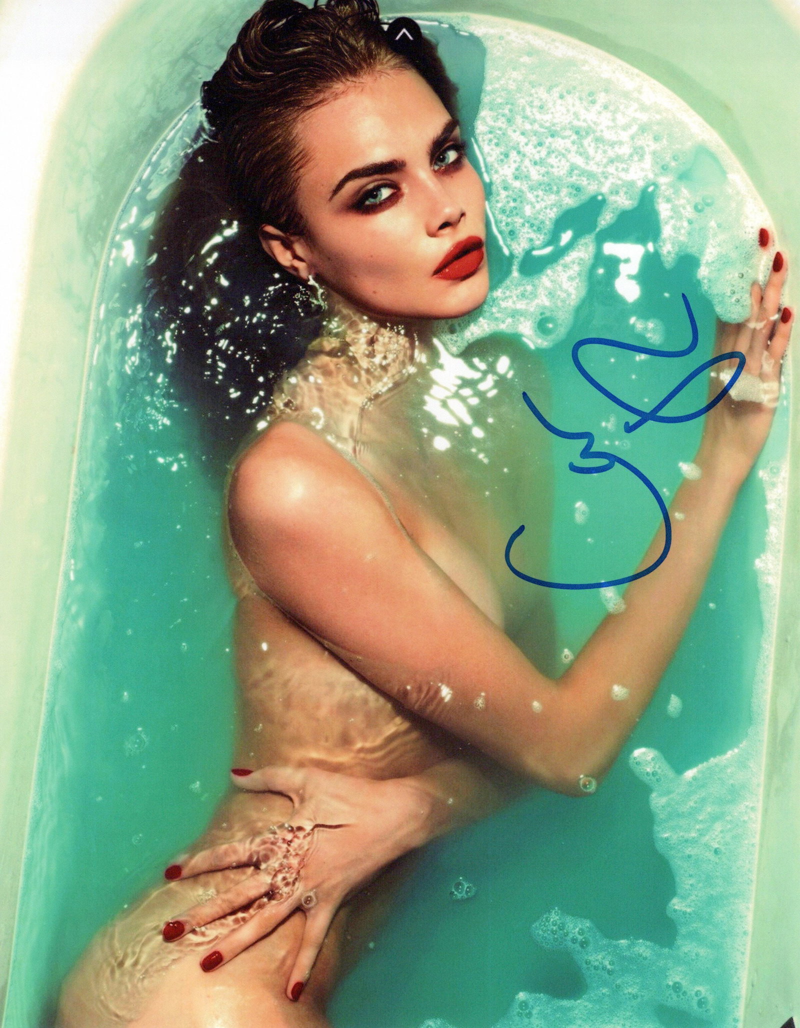 Cara Delevingne VALERIAN / CARNIVAL ROW In Person: Photo size is 8x10. Cara Delevingne in person signed autographed photo. Cara Delevingne has appeared in such movies as SUICIDE SQUAD, PAPER TOWNS, and VALERIAN IN THE CITY OF 1000 PLANETS.