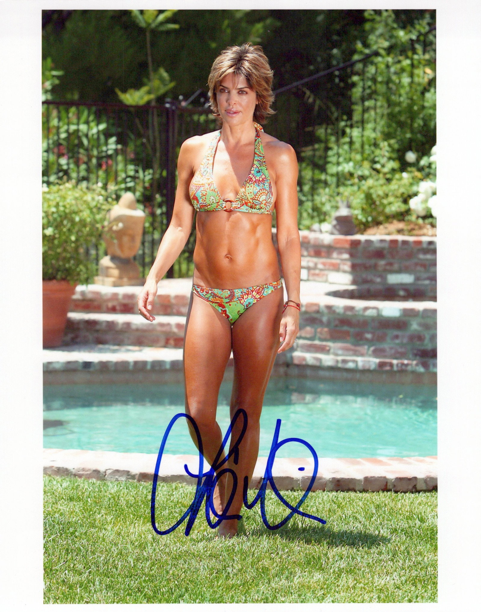 Lisa Rinna MELROSE PLACE / VERONICA MARS In Person Signed Photo: Photo size is 8x10. Lisa Rinna in person sign photo. Lisa Rinna has done such TV and movies as DAYS OF OUR LIVES, MELROSE PLACE, and NICK FURY AGENT OF SHIELD.