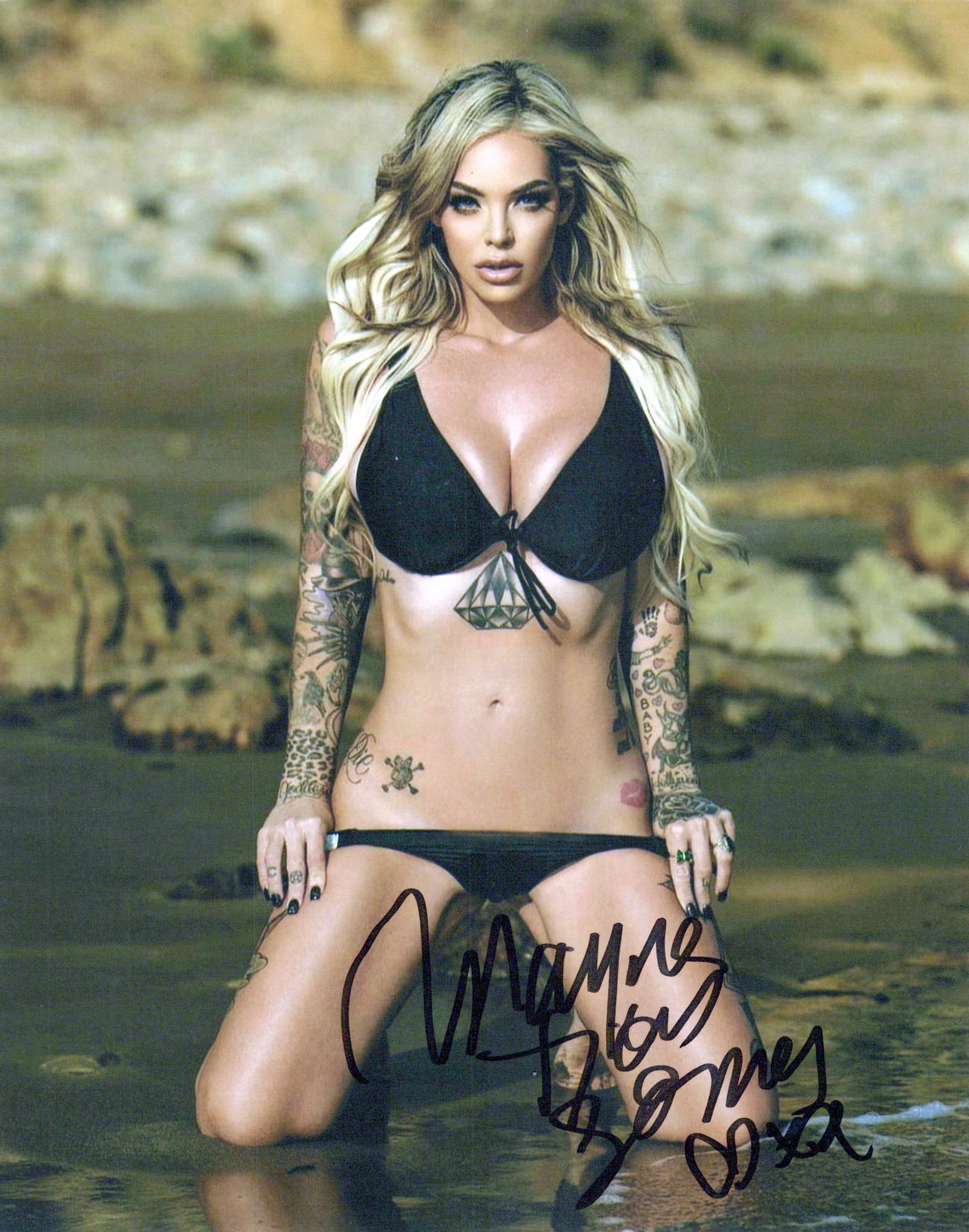 Mayra Diaz Gomes NWA WRESTER / MODEL In Person Signed Photo: Photo size is 8x10. PRIVATE SIGNING. May Valentine in person signed photo. Mayra Dias Gomes is a Brazilian author, reporter, media personality and professional wrestling personality. She currently pla