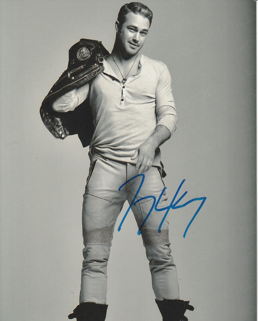 Taylor Kinney CHICAGO FIRE In Person Signed Photo: Photo size is 8x10. Taylor Kinney in person signed photo form the TV series CHICAGO FIRE. Taylor Kinney as the character Kelly Severide