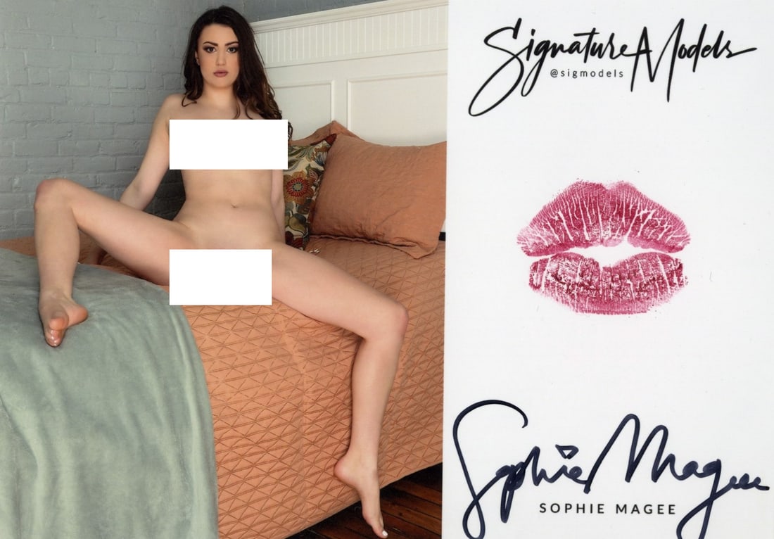 Sophie McGee LIP PRINT KISS CARD In Person Signed Photo: Photo size is 5x7. PRIVATE SIGNING. Sophie McGee in person signed photo and kiss card. Sophie McGee is a popular glamour model. This item was signed at an exclusive signing and photo shoot on October 