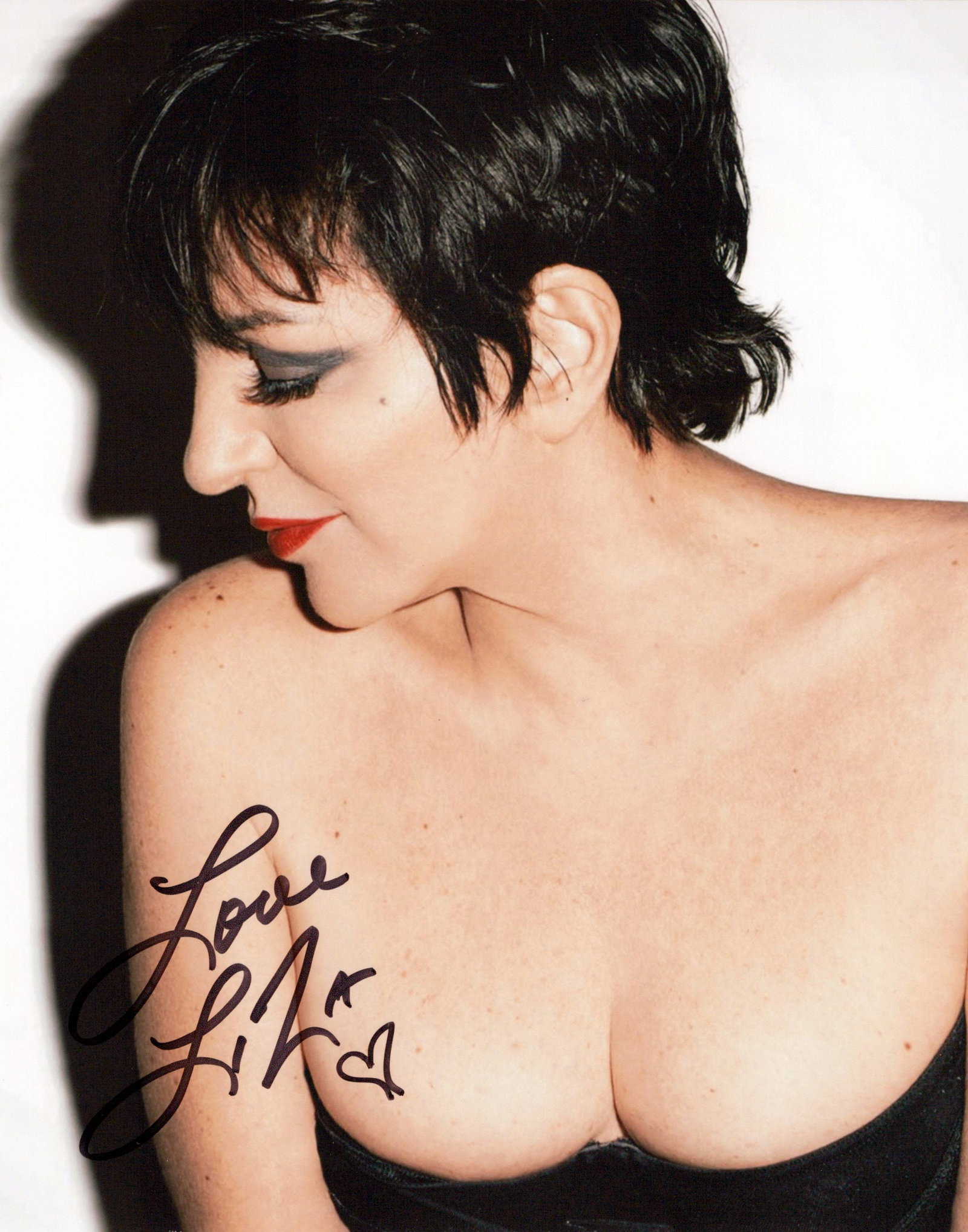 Liza Minnelli CABARET / ARTHUR B&W Signed Photo: Photo size is 8x10. TOUGH SIGNATURE. Liza Minnelli amazing signed photo. Liza Minnelli is a oscar winning actress, and singer who starred in the films "Cabaret", "Arthur", and TV's "Arrested Developme