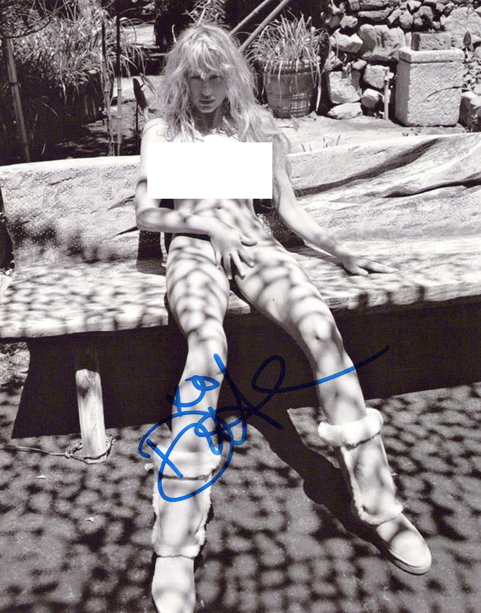 Daryl Hanna NUDE In Person Signed Photo: Photo size is 8x10. Daryl Hanna in person signed photo. Daryl Hannah has done such movies as SPLASH, WALL STREET, and KILL BILL.