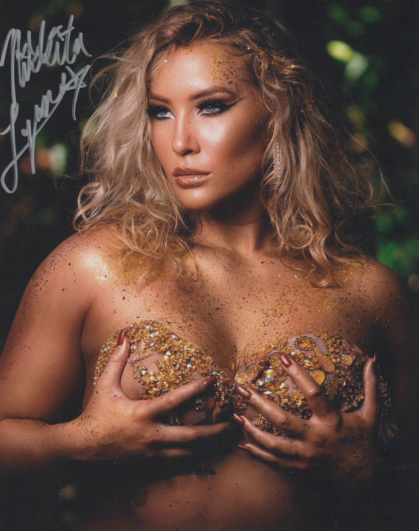 Nikkita Lyons WWE In Person Signed Photo: Photo size is 8x10. PRIVATE SIGNING. Nikkita Lyons / Faith Jefferies is an American professional wrestler, taekwondo practitioner, and musician. She is currently signed to WWE, where she performs on i